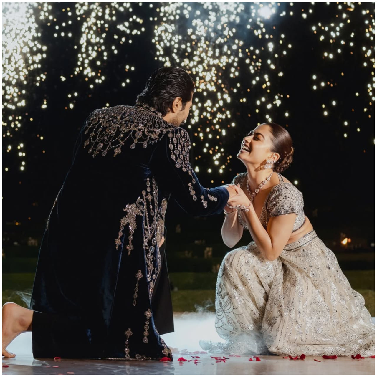 ರಶ್ಮಿಕಾ ಮಂದಣ್ಣ ಅವರು ಇತ್ತೀಚೆಗೆ ವಿವಾಹ ಆಗಿದ್ದಾರೆ. ಹಲು ವರ್ಷಗಳ ಕಾಲ ಪ್ರೀತಿಯಲ್ಲಿ ಇದ್ದ ವಿಜಯ್ ದೇವರಕೊಂಡ ಜೊತೆ ಹಸೆಮಣೆ ಏರಿದ್ದಾರೆ. ಈ ಫೋಟೋಗಳು ಗಮನ ಸೆಳೆದಿವೆ.