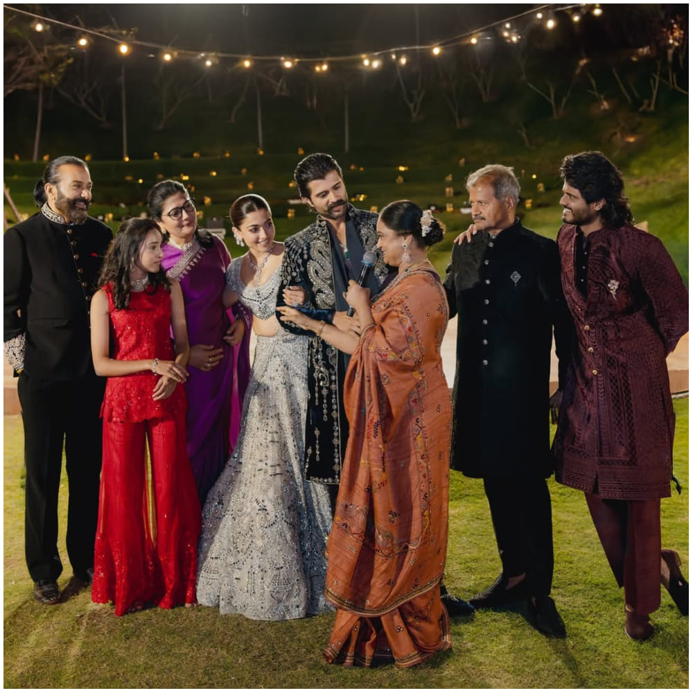 ರಶ್ಮಿಕಾ ಮದುವೆ ಉದಯಪುರದಲ್ಲಿ ನಡೆದಿದೆ. ಆಪ್ತರು ಹಾಗೂ ಕುಟುಂಬದವರು ಮಾತ್ರ ಮದುವೆಯಲ್ಲಿ ಭಾಗಿಯಾಗಿದ್ದರು. ಇವರ ಸಂಗೀತ ಕಾರ್ಯಕ್ರಮ ಸಖತ್ ಕಲರ್ಫಿಲ್ ಆಗಿತ್ತು. ಈಗ ರಶ್ಮಿಕಾ ಆ ಕ್ಷಣವನ್ನು ಹಂಚಿಕೊಂಡಿದ್ದಾರೆ.