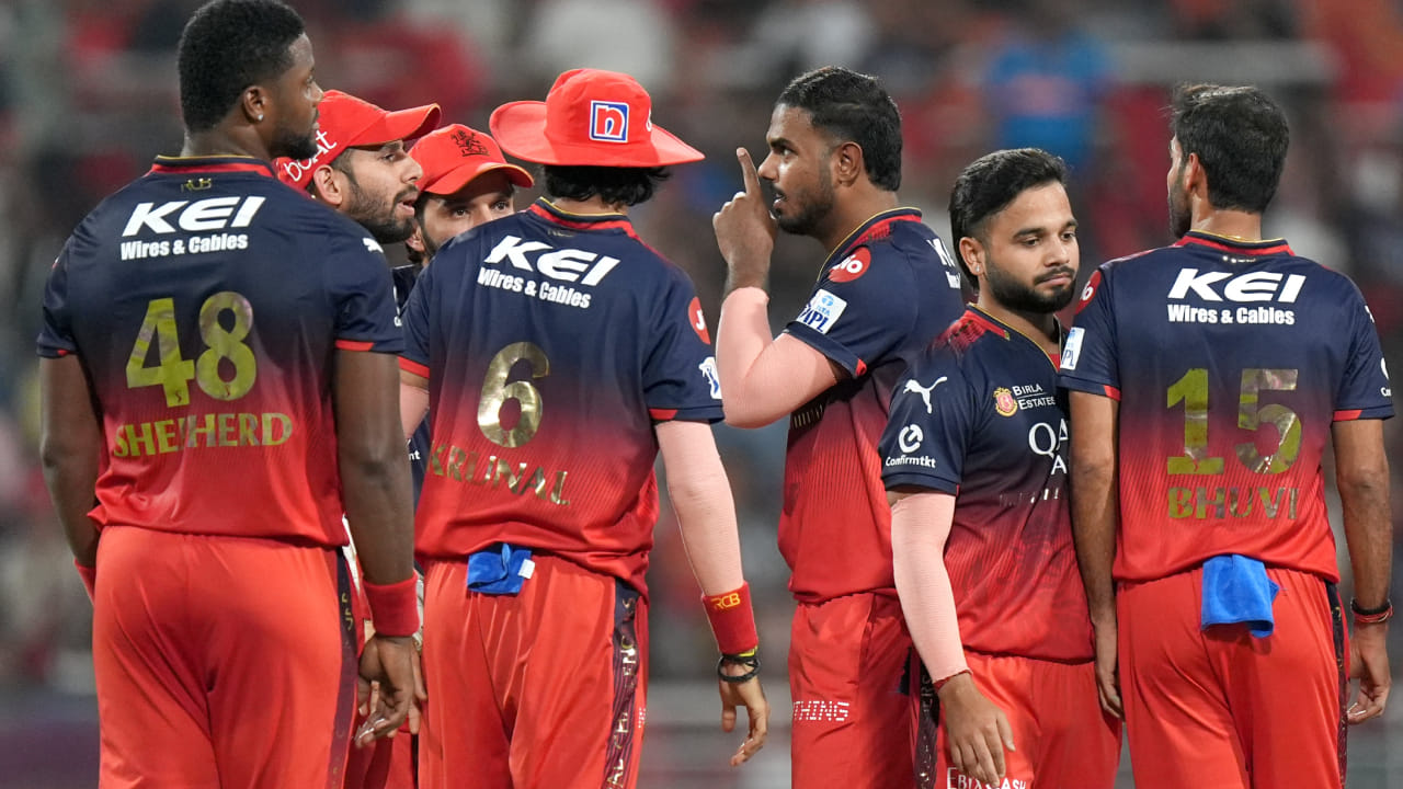 ಆರ್​ಸಿಬಿ ಹಾಲಿ ಚಾಂಪಿಯನ್ ಆಗಿರುವ ಕಾರಣ ಉದ್ಘಾಟನಾ ಪಂದ್ಯವನ್ನು ಆಡಲಿದೆ. ಚಾಂಪಿಯನ್ ಆಗದ ಹೊರತಾಗಿಯೂ ಆರ್​ಸಿಬಿ ಈ ಹಿಂದೆ ಉದ್ಘಾಟನಾ ಪಂದ್ಯಗಳನ್ನು ಆಡಿದೆ. ಮುಗಿದಿರುವ 18 ಆವೃತ್ತಿಗಳಲ್ಲಿ ಆರ್​ಸಿಬಿ ಇದುವರೆಗೆ 6 ಬಾರಿ ಉದ್ಘಾಟನಾ ಪಂದ್ಯವನ್ನು ಆಡಿದೆ. ಆದರೆ ಈ ಉದ್ಘಾಟನಾ ಪಂದ್ಯಗಳಲ್ಲಿ ಆರ್​ಸಿಬಿ ಗೆದ್ದಿದ್ದಕ್ಕಿಂತ ಸೋತಿದ್ದೆ ಹೆಚ್ಚು. ಕೇವಲ 2 ಪಂದ್ಯಗಳನ್ನು ಗೆದ್ದಿರುವ ಆರ್​ಸಿಬಿ, ಉಳಿದ 4 ಪಂದ್ಯಗಳಲ್ಲಿ ಸೋತಿದೆ.