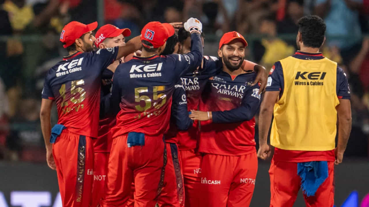 ಆರ್ಸಿಬಿ: ವಿರಾಟ್ ಕೊಹ್ಲಿ, ಫಿಲ್ ಸಾಲ್ಟ್, ದೇವದತ್ ಪಡಿಕ್ಕಲ್, ರಜತ್ ಪಾಟಿದಾರ್ (ನಾಯಕ), ಟಿಮ್ ಡೇವಿಡ್, ವೆಂಕಟೇಶ್ ಅಯ್ಯರ್, ಜಿತೇಶ್ ಶರ್ಮಾ (ವಿಕೆಟ್ ಕೀಪರ್), ಕೃನಾಲ್ ಪಾಂಡ್ಯ, ರೋಮಾರಿಯೋ ಶೆಫರ್ಡ್, ಭುವನೇಶ್ವರ್ ಕುಮಾರ್, ಜಾಕೋಬ್ ಡಫಿ.