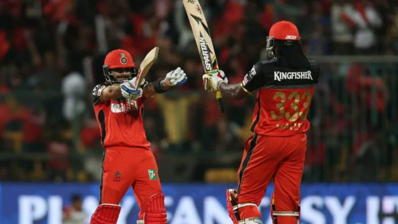 ಹಾಲಿ ಚಾಂಪಿಯನ್ ರಾಯಲ್ ಚಾಲೆಂಜರ್ಸ್ ಬೆಂಗಳೂರು ಎರಡನೇ ಸ್ಥಾನದಲ್ಲಿದೆ. ವಿರಾಟ್ ಕೊಹ್ಲಿಯಂತಹ ಸ್ಟಾರ್ ಆಟಗಾರರು, ಎಬಿ ಡಿವಿಲಿಯರ್ಸ್ ಮತ್ತು ಕ್ರಿಸ್ ಗೇಲ್ ಅವರಂತಹ ವಿಶ್ವ ದರ್ಜೆಯ ಹಿಟ್ಟರ್‌ಗಳು ತಂಡದಲ್ಲಿ ಆಡಿದ್ದರ ಪರಿಣಾಮವಾಗಿ ಆರ್​ಸಿಬಿ ಇದುವರೆಗೆ 1774 ಸಿಕ್ಸರ್‌ಗಳನ್ನು ಬಾರಿಸಿದೆ. ಮುಂಬೈ ಮತ್ತು ಆರ್​ಸಿಬಿ ನಡುವಿನ ಅಂತರವು ತುಂಬಾ ಕಡಿಮೆ ಇದ್ದು, ಈ ಆವೃತ್ತಿಯಲ್ಲಿ ಆರ್​ಸಿಬಿ ಈ ದಾಖಲೆಯನ್ನು ತನ್ನ ಖಾತೆಗೆ ಹಾಕಿಕೊಳ್ಳಲು ಪ್ರಯತ್ನಿಸಲಿದೆ. 