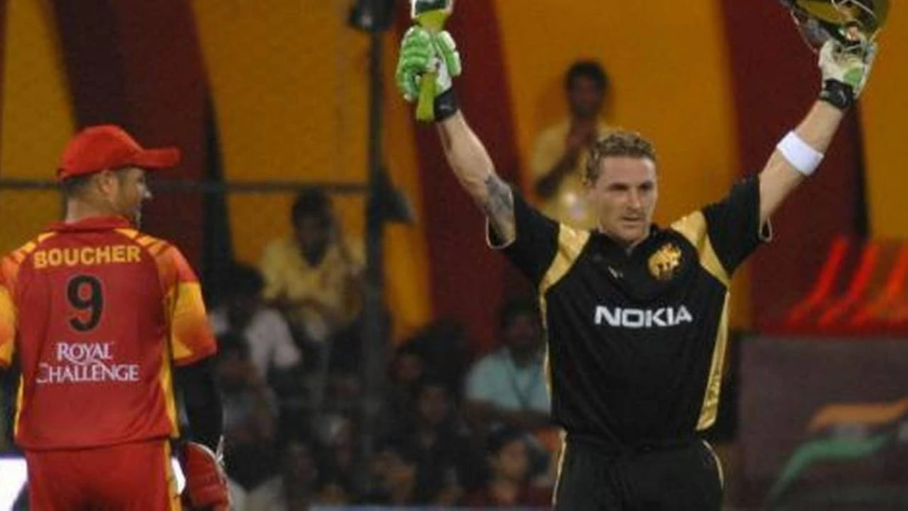 ಆರ್​ಸಿಬಿ ಮೊಟ್ಟ ಮೊದಲ ಬಾರಿಗೆ ಮೊದಲ ಆವೃತ್ತಿಯ ಐಪಿಎಲ್​ನ ಮೊದಲ ಪಂದ್ಯದಲ್ಲೇ ಕಣಕ್ಕಿಳಿದಿತ್ತು. ಕೆಕೆಆರ್ ವಿರುದ್ಧ ನಡೆದ ಈ ಪಂದ್ಯದಲ್ಲಿ ಆರ್​ಸಿಬಿ 140 ರನ್​ಗಳಿಂದ ಸೋತಿತ್ತು. ಈ ಪಂದ್ಯದಲ್ಲಿ ಮೊದಲು ಬ್ಯಾಟಿಂಗ್‌ ಮಾಡಿದ್ದ ಕೆಕೆಆರ್ 222 ರನ್ ಬಾರಿಸಿದರೆ, ಗುರಿ ಬೆನ್ನಟ್ಟಿದ ಆರ್​ಸಿಬಿ ಕೇವಲ 82 ರನ್​ಗಳಿಗೆ ಆಲೌಟ್ ಆಗಿತ್ತು.