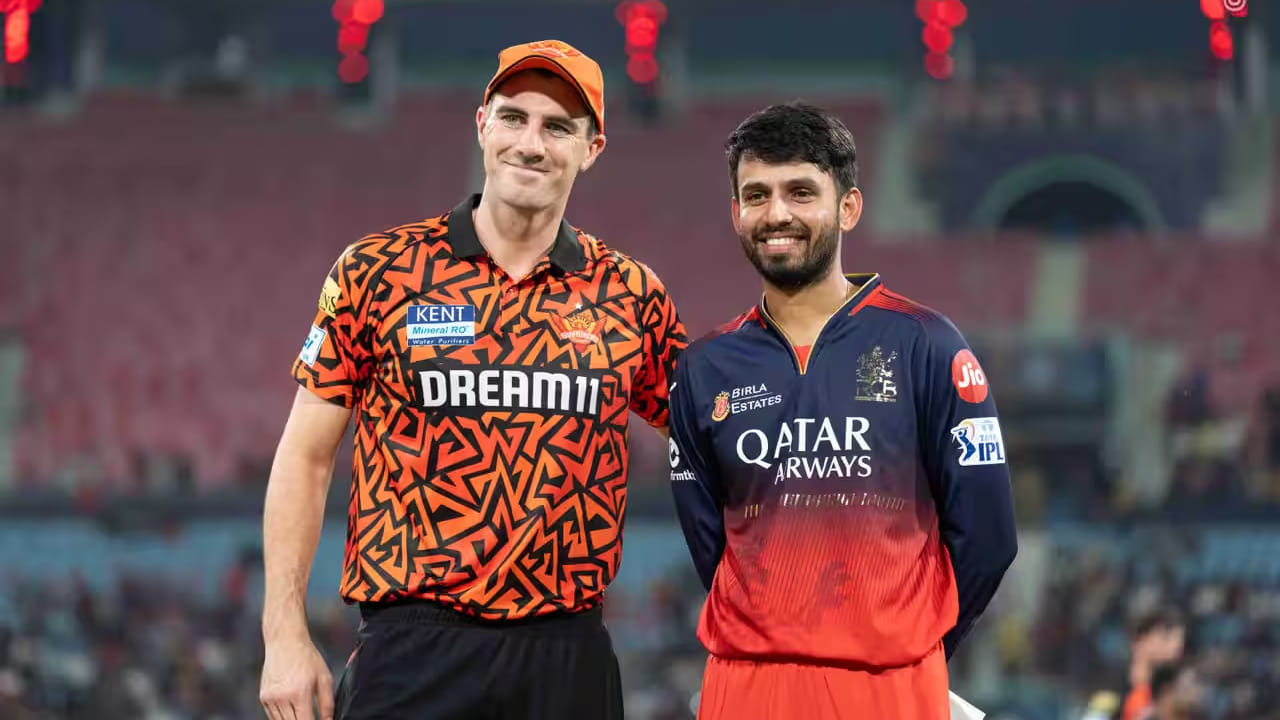 ಅಂದರೆ ರಾಯಲ್ ಚಾಲೆಂಜರ್ಸ್ ಬೆಂಗಳೂರು ಹಾಗೂ ಸನ್ರೈಸರ್ಸ್ ಹೈದರಾಬಾದ್ ತಂಡಗಳು ಮೊದಲ ಮ್ಯಾಚ್ನಲ್ಲೇ ಮುಖಾಮುಖಿಯಾಗಲಿದ್ದಾರೆ ಎಂದು ವರದಿಯಾಗಿದೆ. ಮುಂಬೈನಲ್ಲಿ ನಡೆದ ಐಪಿಎಲ್ ಗವರ್ನರ್ ಸಭೆಯಲ್ಲಿ ಈ ಬಗ್ಗೆ ಚರ್ಚಿಸಲಾಗಿದ್ದು, ಎರಡು ಫ್ರಾಂಚೈಸಿಗಳ ಗ್ರೀನ್ ಸಿಗ್ನಲ್ ಸಿಕ್ಕಿದೆ ಎಂದು ತಿಳಿದು ಬಂದಿದೆ.