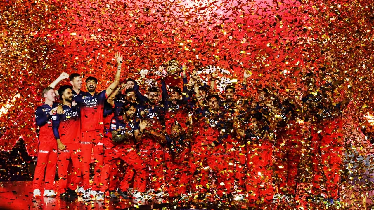 ಕಳೆದ ವರ್ಷ ಅಹಮದಾಬಾದ್‌ನಲ್ಲಿ ನಡೆದ ಫೈನಲ್‌ನಲ್ಲಿ ಪಂಜಾಬ್ ಕಿಂಗ್ಸ್ ತಂಡವನ್ನು ಸೋಲಿಸುವ ಮೂಲಕ ರಜತ್ ಪಾಟಿದಾರ್ ನಾಯಕತ್ವದ ಆರ್‌ಸಿಬಿ, 18 ವರ್ಷಗಳ ಸುದೀರ್ಘ ಕಾಯುವಿಕೆಗೆ ಅಂತ್ಯ ಹಾಡಿತ್ತು. ಈ ಐತಿಹಾಸಿಕ ಗೆಲುವಿನ ಸಂಭ್ರಮದ ಭಾಗವಾಗಿ ಈ 'ಗೋಲ್ಡನ್ ಜೆರ್ಸಿ' ವಿನ್ಯಾಸಗೊಳಿಸಲಾಗಿದೆ.