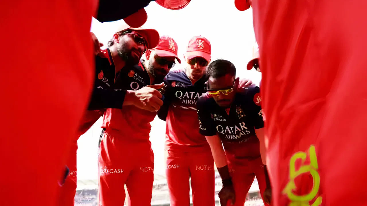 ರಂಗು ರಂಗಿನ ಕ್ರಿಕೆಟ್ ಟೂರ್ನಿ ಇಂಡಿಯನ್ ಪ್ರೀಮಿಯರ್ ಲೀಗ್ (IPL 2026) ಮಾರ್ಚ್ 28 ರಿಂದ ಶುರುವಾಗಲಿದೆ. ಬೆಂಗಳೂರಿನ ಚಿನ್ನಸ್ವಾಮಿ ಸ್ಟೇಡಿಯಂನಲ್ಲಿ ನಡೆಯಲಿರುವ ಉದ್ಘಾಟನಾ ಪಂದ್ಯದಲ್ಲಿ ಸನ್​ರೈಸರ್ಸ್ ಹೈದರಾಬಾದ್ (SRH) ಮತ್ತು ರಾಯಲ್ ಚಾಲೆಂಜರ್ಸ್ ಬೆಂಗಳೂರು (RCB) ತಂಡಗಳು ಕಣಕ್ಕಿಳಿಯಲಿವೆ. ಈ ಪಂದ್ಯದಲ್ಲಿ ಆರ್​ಸಿಬಿ ತಂಡದ ಪ್ರಮುಖ ಆಟಗಾರ ಕಾಣಿಸಿಕೊಳ್ಳುವುದಿಲ್ಲ ಎಂಬುದು ಖಚಿತವಾಗಿದೆ.