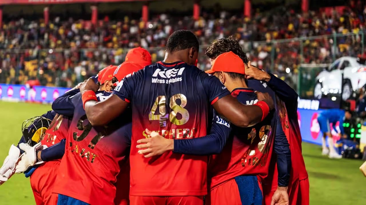 ರಾಯಲ್ ಚಾಲೆಂಜರ್ಸ್ ಬೆಂಗಳೂರು ತಂಡ: ರಜತ್ ಪಾಟಿದಾರ್ (ನಾಯಕ), ವಿರಾಟ್ ಕೊಹ್ಲಿ, ದೇವದತ್ ಪಡಿಕ್ಕಲ್, ಫಿಲ್ ಸಾಲ್ಟ್, ಜಿತೇಶ್ ಶರ್ಮಾ, ಕೃನಾಲ್ ಪಾಂಡ್ಯ, ಸ್ವಪ್ನಿಲ್ ಸಿಂಗ್, ಟಿಮ್ ಡೇವಿಡ್, ರೊಮಾರಿಯೊ ಶೆಫರ್ಡ್, ಜೇಕಬ್ ಬೆಥೆಲ್, ಜೋಶ್ ಹೇಝಲ್ವುಡ್, ಯಶ್ ದಯಾಲ್, ಭುವನೇಶ್ವರ್ ಕುಮಾರ್, ನುವಾನ್ ತುಷಾರ, ರಾಸಿಖ್ ಸಲಾಂ, ವೆಂಕಟೇಶ್ ಅಯ್ಯರ್, ಅಭಿನಂದನ್ ಸಿಂಗ್, ಸುಯಶ್ ಶರ್ಮಾ, ಜೇಕಬ್ ಡಫಿ, ಸಾತ್ವಿಕ್ ದೇಸ್ವಾಲ್, ಮಂಗೇಶ್ ಯಾದವ್, ಜೋರ್ಡನ್ ಕಾಕ್ಸ್, ವಿಕಿ ಓಸ್ತ್ವಾಲ್, ವಿಹಾನ್ ಮಲ್ಹೋತ್ರಾ, ಕಾನಿಷ್ಕ್ ಚೌಹಾನ್, ಯಶ್ ದಯಾಳ್ (ಅಲಭ್ಯ).