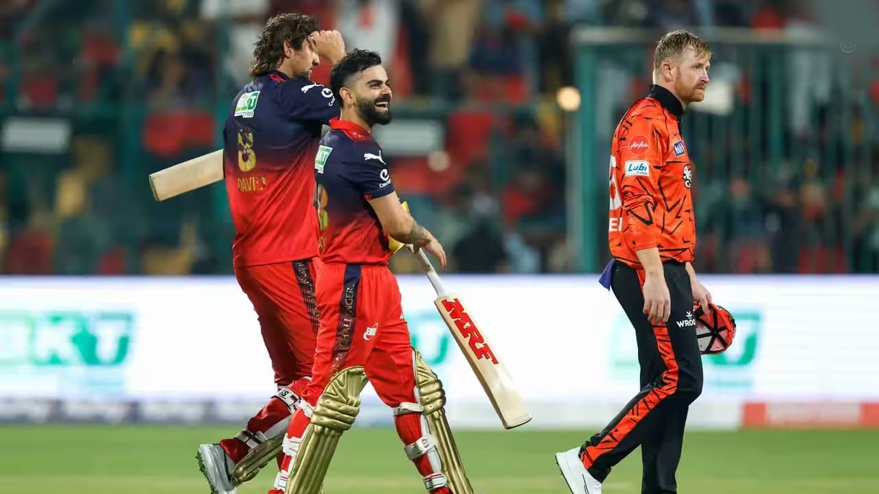 ಇದೀಗ ಈ ದಾಖಲೆಯನ್ನು ರಾಯಲ್ ಚಾಲೆಂಜರ್ಸ್ ಬೆಂಗಳೂರು ತಂಡದ ದಾಂಡಿಗರು ಅಳಿಸಿ ಹಾಕಿದ್ದಾರೆ. ಸನ್​ರೈಸರ್ಸ್ ಹೈದರಾಬಾದ್ ವಿರುದ್ಧ 15.4 ಓವರ್​ಗಳಲ್ಲಿ 203 ರನ್​ ಬಾರಿಸುವ ಮೂಲಕ ಆರ್​ಸಿಬಿ, ಟಿ20 ಲೀಗ್​ನಲ್ಲಿ ಅತೀ ಕಡಿಮೆ ಎಸೆತಗಳಲ್ಲಿ 200+ ರನ್​ ಚೇಸ್ ಮಾಡಿದ ವಿಶ್ವ ದಾಖಲೆಯನ್ನು ತಮ್ಮದಾಗಿಸಿಕೊಂಡಿದ್ದಾರೆ.