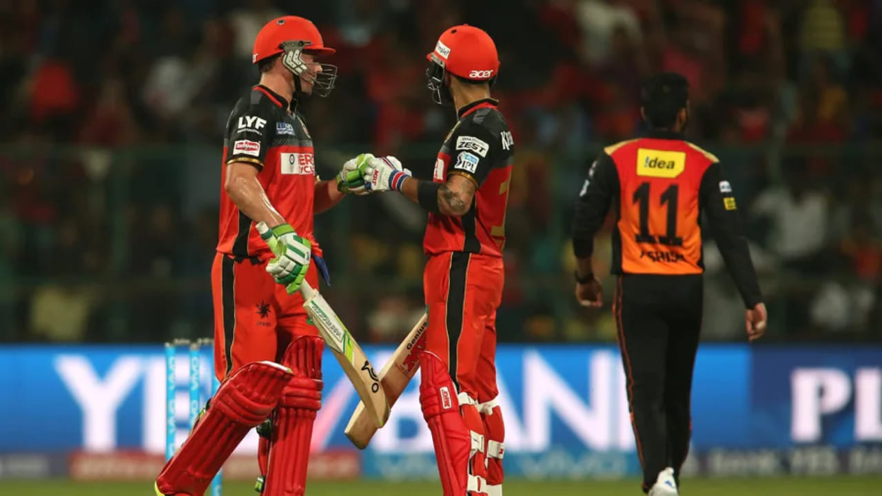 ಆ ಬಳಿಕ 2017 ರ ಆವೃತ್ತಿಯಲ್ಲಿ ಆರ್​ಸಿಬಿ ಉದ್ಘಾಟನಾ ಪಂದ್ಯವನ್ನಾಡಿತ್ತು. ಆ ಪಂದ್ಯದಲ್ಲಿ ಸನ್​ರೈಸರ್ಸ್​ ಹೈದರಾಬಾದ್ ತಂಡವನ್ನು ಎದುರಿಸಿದ್ದ ಆರ್​ಸಿಬಿ 35 ರನ್​ಗಳಿಂದ ಸೋತಿತ್ತು. ಆ ಪಂದ್ಯದಲ್ಲಿ ಮೊದಲು ಬ್ಯಾಟಿಂಗ್ ಮಾಡಿದ್ದ ಸನ್​ರೈಸರ್ಸ್​ ಹೈದರಾಬಾದ್ 207 ರನ್ ಬಾರಿಸಿದರೆ, ಆರ್​​ಸಿಬಿ 172 ರನ್ ಕಲೆಹಾಕಲಷ್ಟೇ ಶಕ್ತವಾಗಿತ್ತು.
