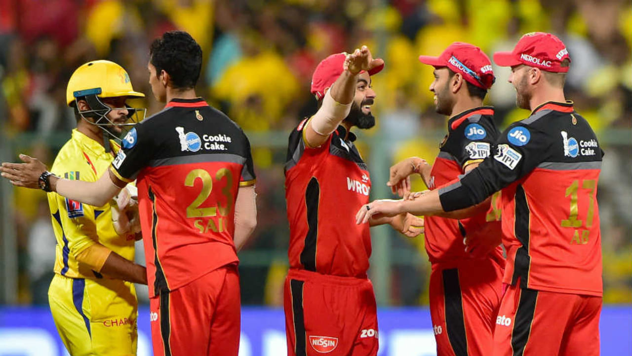 2019 ರಲ್ಲಿ ಮೂರನೇ ಬಾರಿಗೆ ಉದ್ಘಾಟನಾ ಪಂದ್ಯವನ್ನಾಡಿದ್ದ ಆರ್​ಸಿಬಿ, ಸಿಎಸ್​ಕೆ ವಿರುದ್ಧ 7 ವಿಕೆಟ್​ಗಳಿಂದ ಸೋತಿತ್ತು.  ಆ ಪಂದ್ಯದಲ್ಲಿ ಮೊದಲು ಬ್ಯಾಟಿಂಗ್ ಮಾಡಿದ್ದ ಆರ್​ಸಿಬಿ ಕೇವಲ 70 ರನ್​ಗಳಿಗೆ ಆಲೌಟ್ ಆದರೆ, ಈ ಗುರಿ ಬೆನ್ನಟ್ಟಿದ ಸಿಎಸ್​ಕೆ 3 ವಿಕೆಟ್ ಕಳೆದುಕೊಂಡು ಜಯದ ನಗೆ ಬೀರಿತ್ತು.