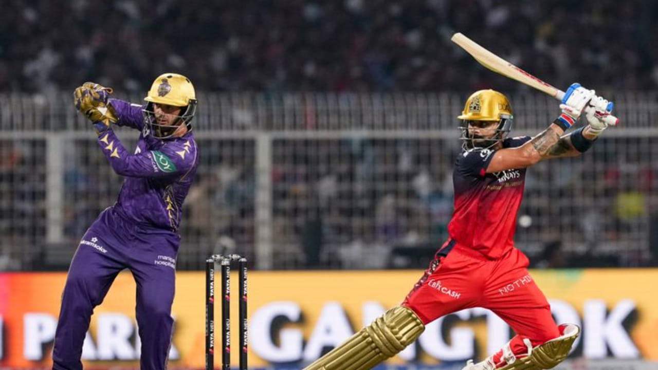 ಇನ್ನು 2025 ರ ಆವೃತ್ತಿಯಲ್ಲೂ ಆರ್​ಸಿಬಿ, ಕೆಕೆಆರ್​ ವಿರುದ್ಧ ಉದ್ಘಾಟನಾ ಪಂದ್ಯವನ್ನಾಡಿತ್ತು.  ಆ ಪಂದ್ಯದಲ್ಲಿ ಮೊದಲು ಬ್ಯಾಟಿಂಗ್ ಮಾಡಿದ್ದ ಕೆಕೆಆರ್ 174 ರನ್ ಬಾರಿಸಿದರೆ, ಗುರಿ ಬೆನ್ನಟ್ಟಿದ ಆರ್​ಸಿಬಿ 16.2 ಓವರ್​ಗಳಲ್ಲಿ ಕೇವಲ 3 ವಿಕೆಟ್ ಕಳೆದುಕೊಂಡು ಪಂದ್ಯವನ್ನು ಗೆದ್ದುಕೊಂಡಿತ್ತು.
