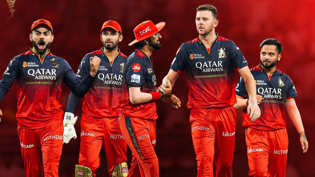 19ನೇ ಆವೃತ್ತಿಯ ಐಪಿಎಲ್ ಆರಂಭಕ್ಕೆ ಕೆಲವೇ ದಿನಗಳು ಬಾಕಿ ಉಳಿದಿವೆ. ಬಿಸಿಸಿಐ ನಿನ್ನೆಯಷ್ಟೆ ಈ ಮಿಲಿಯನ್ ಡಾಲರ್ ಟೂರ್ನಿಯ ಮೊದಲ 20 ಪಂದ್ಯಗಳ ವೇಳಾಪಟ್ಟಿಯನ್ನು ಪ್ರಕಟಿಸಿದೆ. 15 ದಿನಗಳ ಕಾಲ ನಡೆಯಲಿರುವ ಈ 20 ಪಂದ್ಯಗಳಲ್ಲಿ ಹಾಲಿ ಚಾಂಪಿಯನ್ ಆರ್​ಸಿಬಿ 4 ಪಂದ್ಯಗಳನ್ನು ಆಡಲಿದೆ. ಅದರಲ್ಲಿ ಉದ್ಘಾಟನಾ ಪಂದ್ಯವೂ ಸೇರಿದೆ. ಹಾಗಿದ್ದರೆ, ಆರ್​ಸಿಬಿ ಇದುವರೆಗೆ ಎಷ್ಟು ಉದ್ಘಾಟನಾ ಪಂದ್ಯಗಳನ್ನಾಡಿದೆ? ಅದರಲ್ಲಿ ತಂಡದ ಪ್ರದರ್ಶನ ಹೇಗಿದೆ ಎಂಬುದನ್ನು ನೋಡುವುದಾದರೆ..