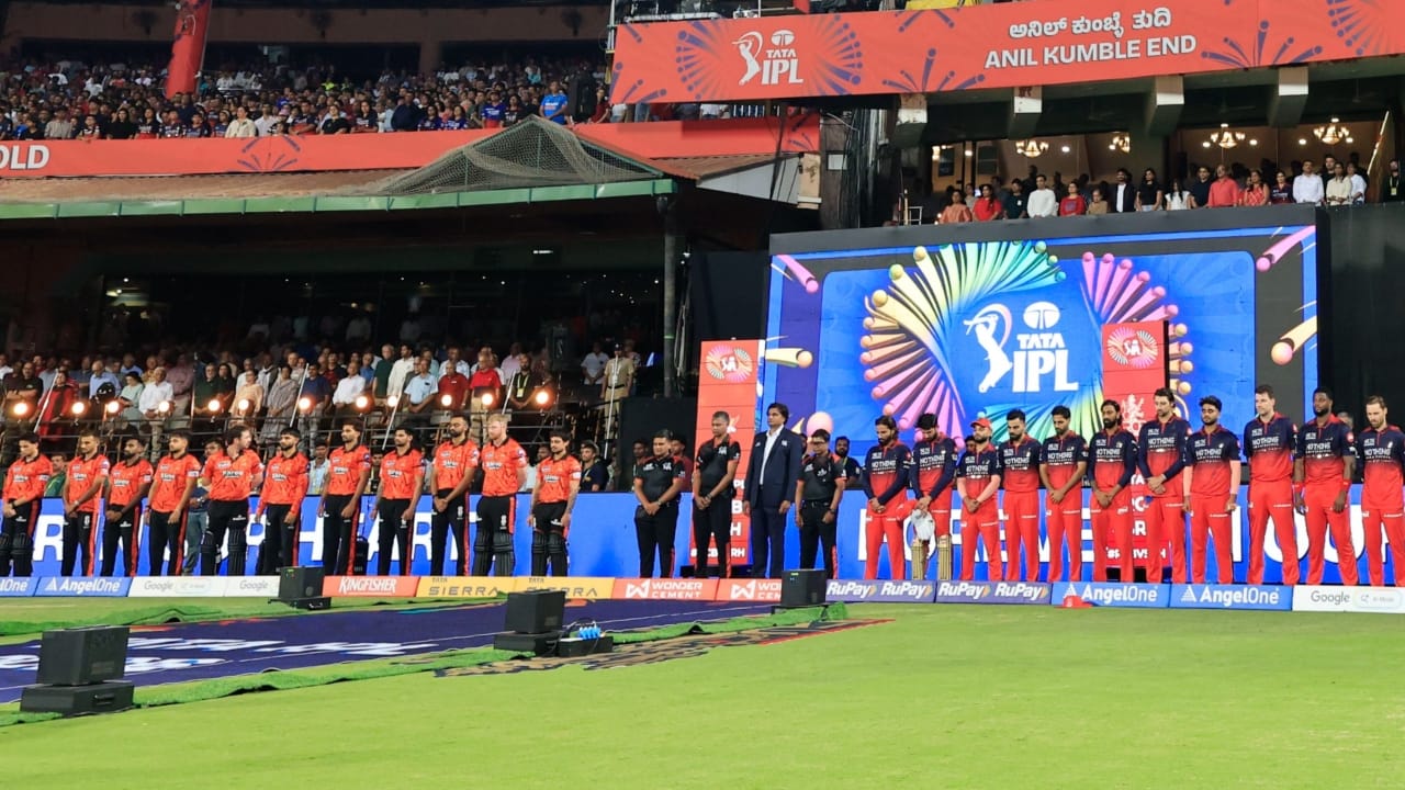 IPL 2026: ಅಗಲಿದ 11 ಜೀವಗಳಿಗೆ 1 ನಿಮಿಷದ ಮೌನಾಚರಣೆ; ಕಪ್ಪು ಪಟ್ಟಿ ಧರಿಸಿ ಕಣಕ್ಕಿಳಿದ ತಂಡಗಳು