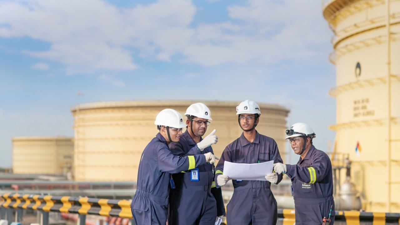 ಎಲ್ಪಿಜಿ ಕೊರತೆ: ರಿಲಯನ್ಸ್ನಿಂದ ಜಾಮ್ನಗರದಲ್ಲಿ ಅನಿಲ ಉತ್ಪಾದನೆ ಹೆಚ್ಚಳದ ಬಗ್ಗೆ ಘೋಷಣೆ ಎಲ್ಪಿಜಿ ಕೊರತೆ: ರಿಲಯನ್ಸ್ನಿಂದ ಜಾಮ್ನಗರದಲ್ಲಿ ಅನಿಲ ಉತ್ಪಾದನೆ ಹೆಚ್ಚಳದ ಬಗ್ಗೆ ಘೋಷಣೆ