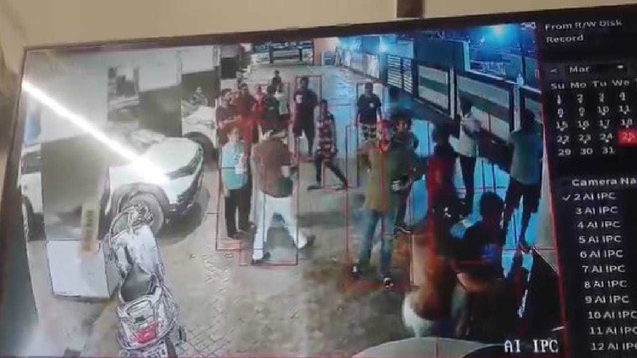 ವಿಡಿಯೋ: ಸಣ್ಣ ವಿವಾದ, ಅಪಾರ್ಟ್‌ಮೆಂಟ್ ನಿವಾಸಿಗಳ ಮೇಲೆ ಕಾರು ಹತ್ತಿಸಿದ ವ್ಯಕ್ತಿ, ಮಹಿಳಾ ಟೆಕ್ಕಿ ಸಾವು