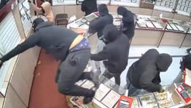 ಒಂದು ನಿಮಿಷದಲ್ಲಿ 15 ಕೋಟಿ ರೂ. ಮೌಲ್ಯದ ಆಭರಣಗಳ ಕದ್ದ ದರೋಡೆಕೋರರು