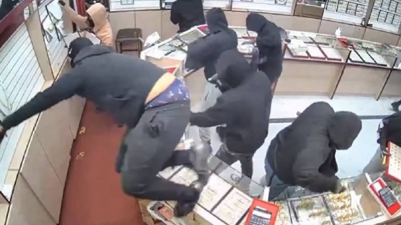 Video: ಒಂದು ನಿಮಿಷದಲ್ಲಿ 15 ಕೋಟಿ ರೂ. ಮೌಲ್ಯದ ಆಭರಣಗಳ ಕದ್ದ ದರೋಡೆಕೋರರು Video: ಒಂದು ನಿಮಿಷದಲ್ಲಿ 15 ಕೋಟಿ ರೂ. ಮೌಲ್ಯದ ಆಭರಣಗಳ ಕದ್ದ ದರೋಡೆಕೋರರು