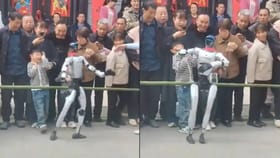 ಡ್ಯಾನ್ಸ್ ಮಾಡುತ್ತಾ ಬಂದು ಬಾಲಕನ ಕೆನ್ನೆಗೆ ಹೊಡೆದ ರೋಬೋಟ್