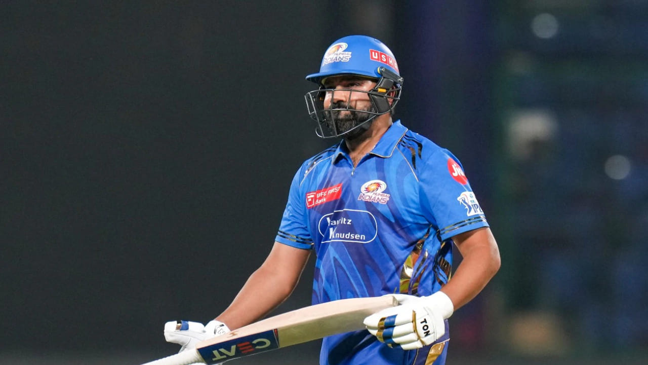 ಅದರಲ್ಲೂ ಹಿಟ್​ಮ್ಯಾನ್ ರೋಹಿತ್ ಶರ್ಮಾ ಈ ಲೀಗ್​ಗಾಗಿ ಸಾಕಷ್ಟು ಬೆವರು ಹರಿಸುತ್ತಿದ್ದು, ಅದರ ವಿಡಿಯೋಗಳು ಸಹ ಸೋಶಿಯಲ್ ಮೀಡಿಯಾದಲ್ಲಿ ವೈರಲ್ ಆಗುತ್ತಿವೆ. ಆದರೆ ಇದೆಲ್ಲದರ ನಡುವೆ ಈ ಬಾರಿಯ ಐಪಿಎಲ್‌ನಲ್ಲಿ ರೋಹಿತ್ ಶರ್ಮಾ ಅವರ ಪಾತ್ರ ಕೇವಲ ಬ್ಯಾಟಿಂಗ್​ಗೆ ಮಾತ್ರ ಸೀಮಿತವಾಗಿರುತ್ತಾ? ಅಥವಾ ಇತರ ಆಟಗಾರರಂತೆ ಪೂರ್ಣ ಪಂದ್ಯದಲ್ಲಿ ಕಾಣಿಸಿಕೊಳ್ಳುತ್ತಾರಾ ಎಂಬುದು ದೊಡ್ಡ ಪ್ರಶ್ನೆಯಾಗಿದೆ.