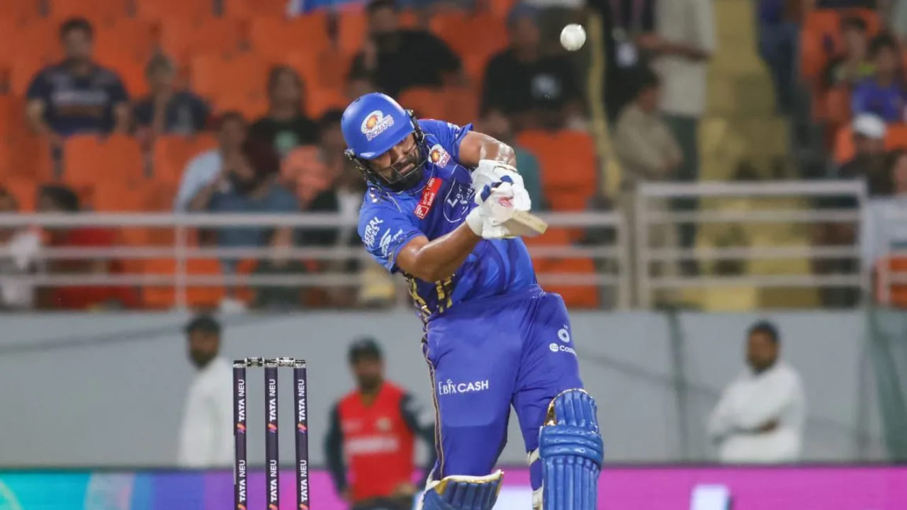 ಈ ಪಂದ್ಯದಲ್ಲಿ ರೋಹಿತ್ ಶರ್ಮಾ ಬರೋಬ್ಬರಿ 6 ಸಿಕ್ಸರ್ ಹಾಗೂ 6 ಬೌಂಡರಿಗಳನ್ನು ಬಾರಿಸಿದರು. ಅದರಲ್ಲಿ ರೋಹಿತ್ ಶರ್ಮಾ ಮೂರು ಸಿಕ್ಸರ್ಗಳನ್ನು ಬಾರಿಸುತ್ತಿದ್ದಂತೆ ಟಿ20 ಕ್ರಿಕೆಟ್ನಲ್ಲಿ 550 ಸಿಕ್ಸರ್ಗಳನ್ನು ಪೂರೈಸಿದರು. ಈ ಮೂಲಕ ರೋಹಿತ್ ಟಿ20 ಸ್ವರೂಪದಲ್ಲಿ 550 ಸಿಕ್ಸರ್ಗಳನ್ನು ಬಾರಿಸಿದ ಮೊದಲ ಏಷ್ಯಾದ ಆಟಗಾರ ಮತ್ತು ವಿಶ್ವದ ಒಂಬತ್ತನೇ ಬ್ಯಾಟ್ಸ್ಮನ್ ಎಂಬ ದಾಖಲೆಯನ್ನು ನಿರ್ಮಿಸಿದರು.