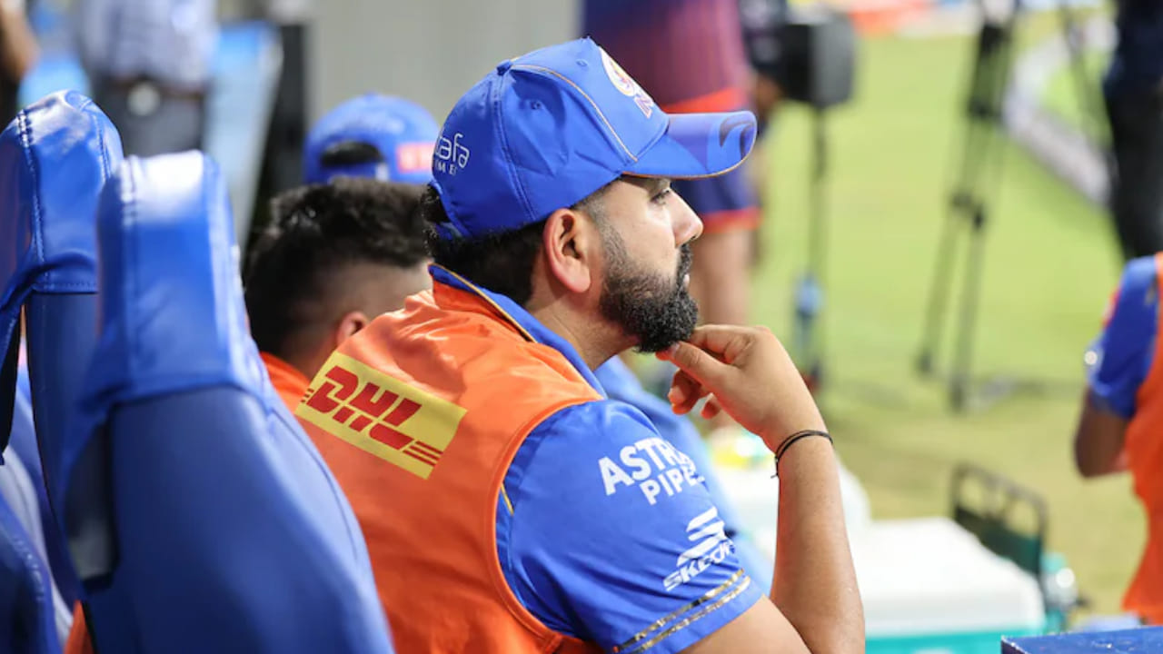 ವಾಸ್ತವವಾಗಿ ಕಳೆದ ಕೆಲವು ಆವೃತ್ತಿಗಳಿಂದ ರೋಹಿತ್ ಶರ್ಮಾ ಐಪಿಎಲ್‌ನಲ್ಲಿ ಇಂಪ್ಯಾಕ್ಟ್ ಪ್ಲೇಯರ್ ಆಗಿ ಮಾತ್ರ ಆಡುತ್ತಿದ್ದಾರೆ. ಅಂದರೆ ರೋಹಿತ್ ಕೇವಲ ಬ್ಯಾಟಿಂಗ್​ಗೆ ಮಾತ್ರ ಸೀಮಿತರಾಗಿರುತ್ತಿದ್ದರು. ಅದಾದ ಬಳಿಕ ರೋಹಿತ್ ಫೀಲ್ಡಿಂಗ್ ಮಾಡುತ್ತಿರಲಿಲ್ಲ ಮತ್ತು ಮೈದಾನದಲ್ಲೂ ಕಾಣಿಸಿಕೊಳ್ಳುತ್ತಿರಲಿಲ್ಲ. ಆದರೆ ಈ ಬಾರಿ ರೋಹಿತ್ ಬ್ಯಾಟಿಂಗ್‌ ಜೊತೆಗೆ ಮೈದಾನದಲ್ಲೂ ಕಾಣಿಸಿಕೊಳ್ಳಲಿದ್ದಾರೆ.