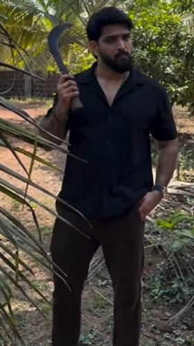 ಕೈಯಲ್ಲಿ ಮಚ್ಚು ಹಿಡಿದು ಏನು ಮಾಡುತ್ತಿದ್ದಾರೆ ರೂಪೇಶ್ ಶೆಟ್ಟಿ: ವಿಡಿಯೋ ನೋಡಿ