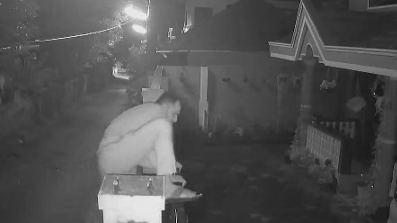 ಮಹಿಳೆ ಜತೆ ಅಕ್ರಮ ಸಂಬಂಧಕ್ಕಾಗಿ ತಡರಾತ್ರಿ ಕಂಪೌಂಡ್ ಹಾರಿದ್ದ ಪೊಲೀಸ್! ಸಿಸಿಟಿವಿ ವಿಡಿಯೋ ವೈರಲ್ ಮಹಿಳೆ ಜತೆ ಅಕ್ರಮ ಸಂಬಂಧಕ್ಕಾಗಿ ತಡರಾತ್ರಿ ಕಂಪೌಂಡ್ ಹಾರಿದ್ದ ಪೊಲೀಸ್! ಸಿಸಿಟಿವಿ ವಿಡಿಯೋ ವೈರಲ್