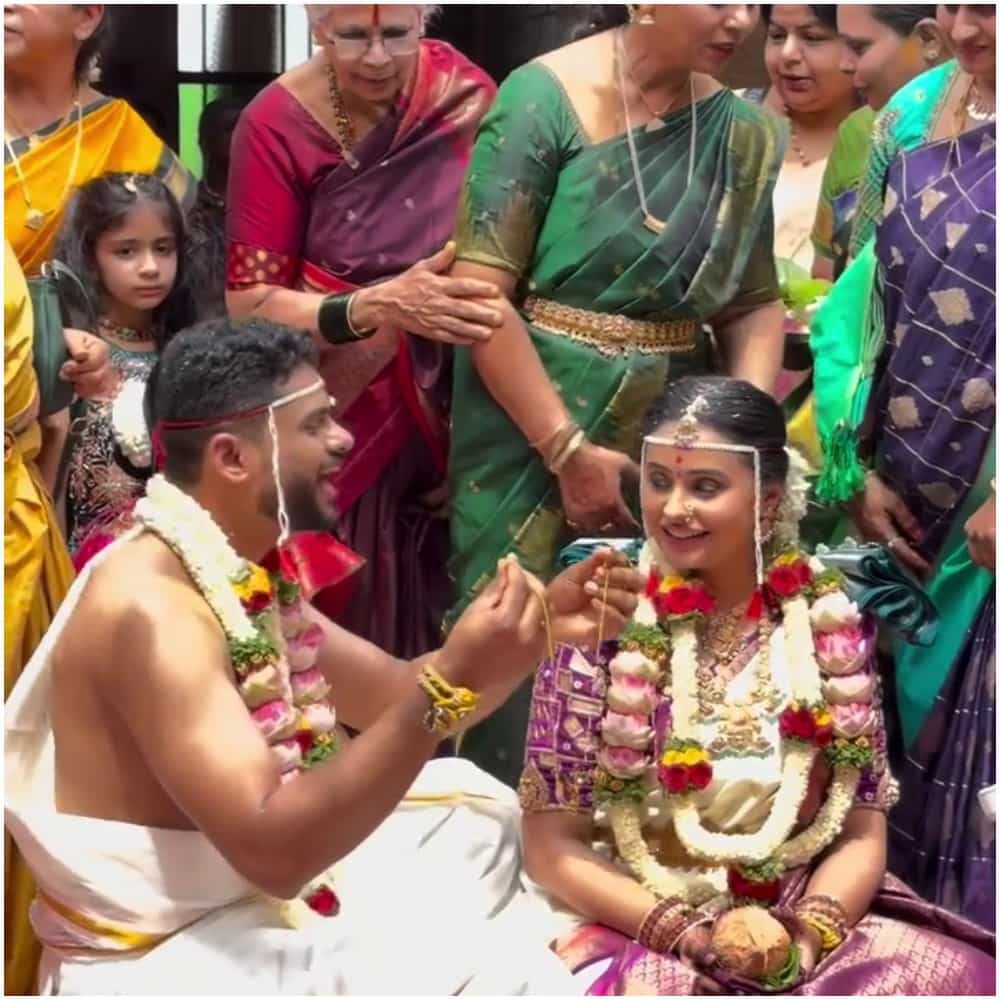 ‘ಪುಟ್ಟಕ್ಕನ ಮಕ್ಕಳು’ ಧಾರಾವಾಹಿಯಲ್ಲಿ ನಟಿಸಿ ಗಮನ ಸೆಳೆದ ಸಂಜನಾ ಬುರ್ಲಿ ಅವರು ವೈವಾಹಿಕ ಜೀವನಕ್ಕೆ ಕಾಲಿಟ್ಟಿದ್ದಾರೆ. ಸಮರ್ಥ್ ಅವರ ಜೊತೆ ಸಂಜನಾ ಮದುವೆ ನಡೆದಿದೆ. ಈ ಸಂದರ್ಭದ ಫೋಟೋ ವೈರಲ್ ಆಗಿದೆ.