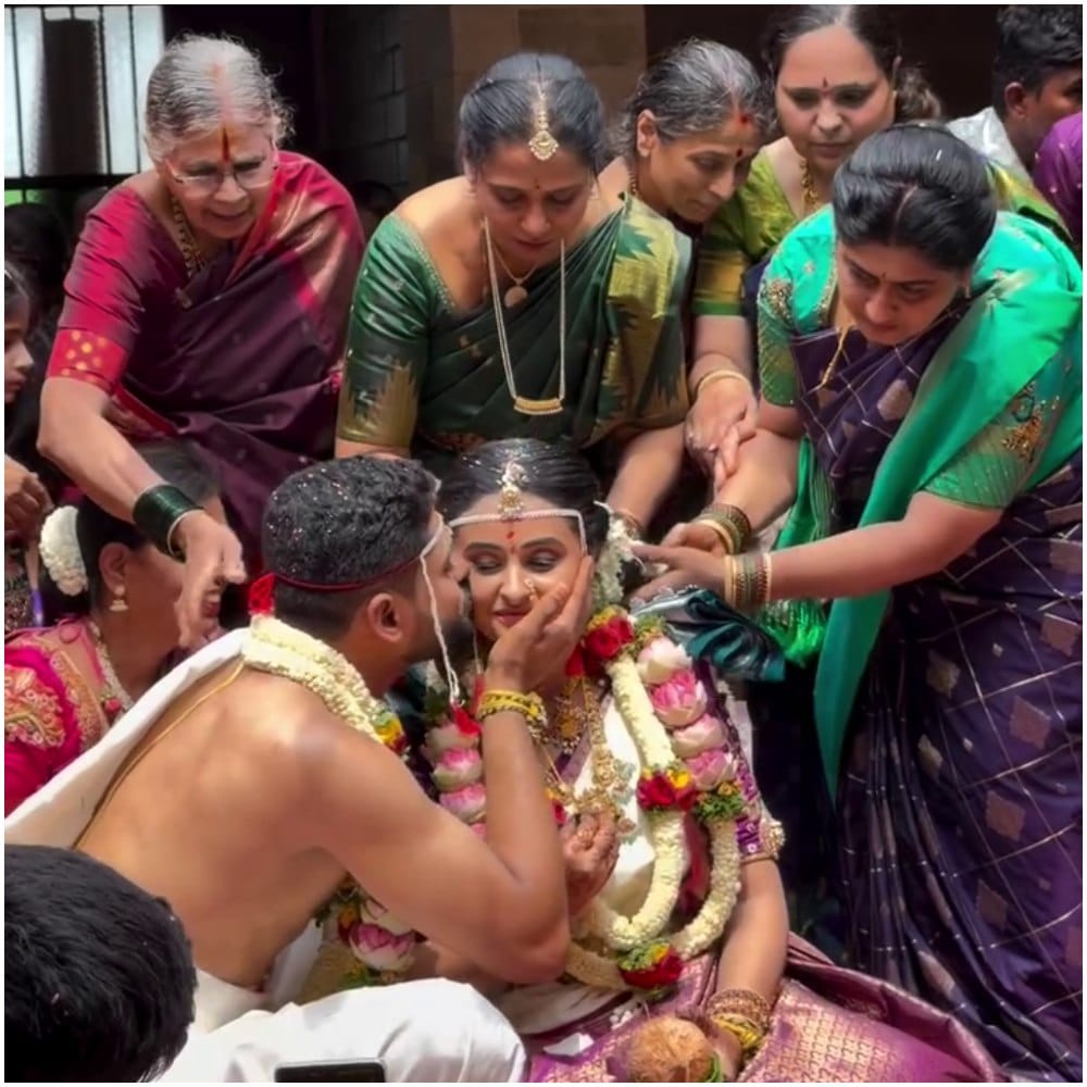 ತಾಳಿ ಕಟ್ಟಿದ ಬಳಿಕ ಸಮರ್ಥ್ ಅವರು ಸಂಜನಾ ಬುರ್ಲಿ ಅವರಿಗೆ ಸಮರ್ಥ್ ಪ್ರೀತಿಯಿಂದ ಮುತ್ತು ಕೊಟ್ಟಿದ್ದಾರೆ. ಈ ಸಂದರ್ಭದ ವಿಡಿಯೋ ಗಮನ ಸೆಳೆದಿದೆ. ಇದಕ್ಕೆ ಫ್ಯಾನ್ಸ್ ನಾನಾ ರೀತಿಯಲ್ಲಿ ಕಮೆಂಟ್ ಮಾಡುತ್ತಿದ್ದಾರೆ.