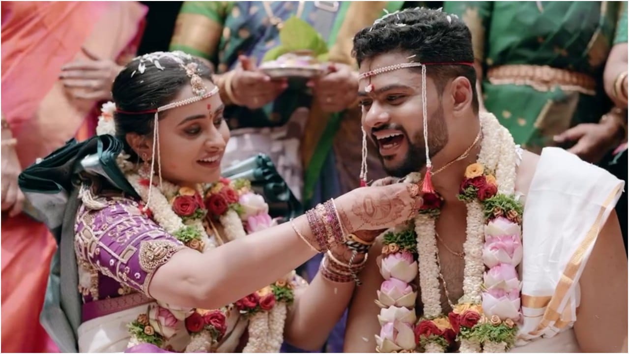 ಸಂಜನಾ ಮದುವೆ ಖಾಸಗಿ ರೆಸಾರ್ಟ್​ ಅಲ್ಲಿ ನಡೆದಿದೆ. ವಿವಾಹದ ಸಂದರ್ಭದಲ್ಲಿ ಸಮರ್ಥ್​-ಸಂಜನಾ ಖುಷಿ ಖುಷಿಯಿಂದ ಇದ್ದರು. 