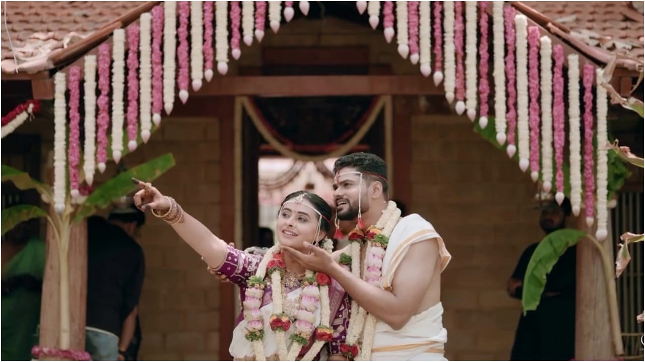 ಸಂಜನಾ ಅವರಿಗೆ ಸಮರ್ಥ್ ಅವರು ಅರುಂಧತಿ ನಕ್ಷತ್ರ ತೋರಿಸಿದರು. ಈ ಫೋಟೋ ಗಮನ ಸೆಳೆದಿದೆ. 