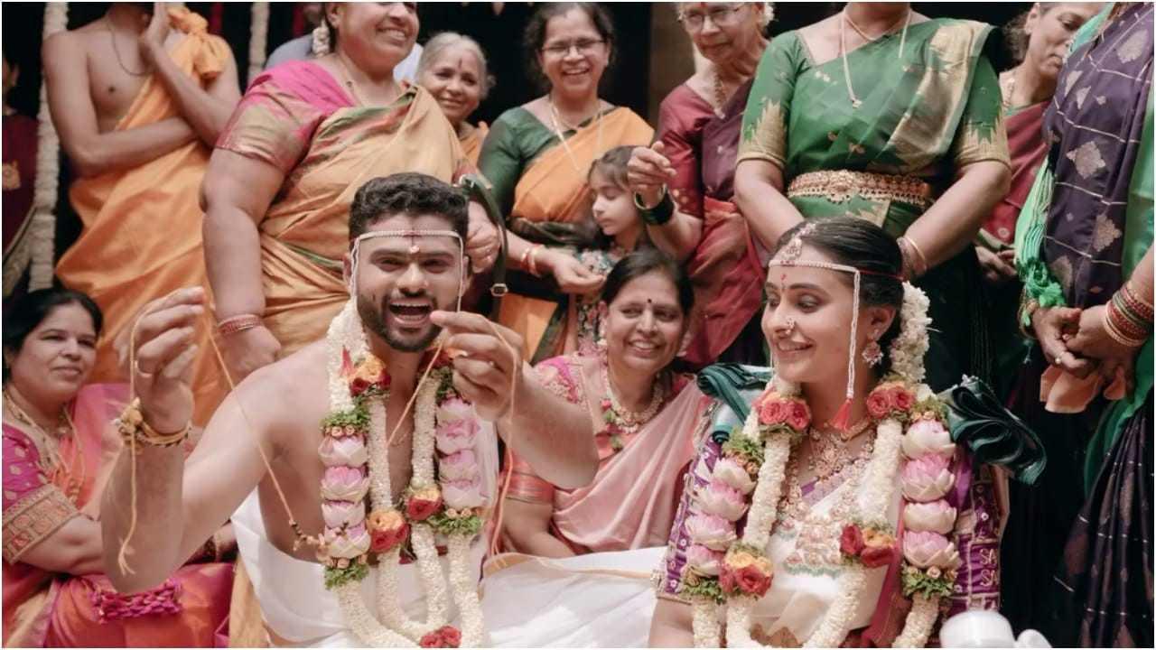 ಈಗ ಸಂಜನಾ ಬುರ್ಲಿ ಅವರು ಸಮರ್ಥ ಚೆನ್ನಗಿರಿ ಅವರನ್ನು ಮದುವೆ ಆಗಿದ್ದಾರೆ. ಅವರು ತಾಳಿ ಕಟ್ಟುವ ಸಂದರ್ಭದ ಫೋಟೋಗಳು ಗಮನ ಸೆಳೆದಿವೆ. ನಟಿಗೆ ಎಲ್ಲರೂ ಅಭಿನಂದನೆ ತಿಳಿಸುತ್ತಿದ್ದಾರೆ. 