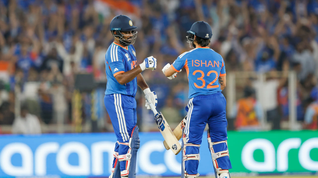 ಅಹಮದಾಬಾದ್​ನ ನರೇಂದ್ರ ಮೋದಿ ಮೈದಾನದಲ್ಲಿ ನಡೆದ ನ್ಯೂಜಿಲೆಂಡ್ ವಿರುದ್ಧದ ಟಿ20 ವಿಶ್ವಕಪ್ ಫೈನಲ್ ಪಂದ್ಯದಲ್ಲಿ ಆರಂಭಿಕನಾಗಿ ಕಣಕ್ಕಿಳಿದಿದ್ದ ಸಂಜು ಸ್ಯಾಮ್ಸನ್ ತಮ್ಮ ಅಮೋಘ ಬ್ಯಾಟಿಂಗ್ ಮೂಲಕ ಕೋಟ್ಯಾಂತರ ಅಭಿಮಾನಿಗಳ ಹೃದಯ ಗೆದ್ದರು. ಈ ಫೈನಲ್‌ನಲ್ಲಿ ಅರ್ಧಶತಕ ಗಳಿಸುವ ಮೂಲಕ ಟೀಮ್ ಇಂಡಿಯಾಕ್ಕೆ ಉತ್ತಮ ಆರಂಭ ನೀಡಿದ್ದು ಮಾತ್ರವಲ್ಲದೆ, ಹ್ಯಾಟ್ರಿಕ್ ಅರ್ಧಶತಕಗಳನ್ನು ಗಳಿಸುವಲ್ಲಿ ಯಶಸ್ವಿಯಾದರು. 