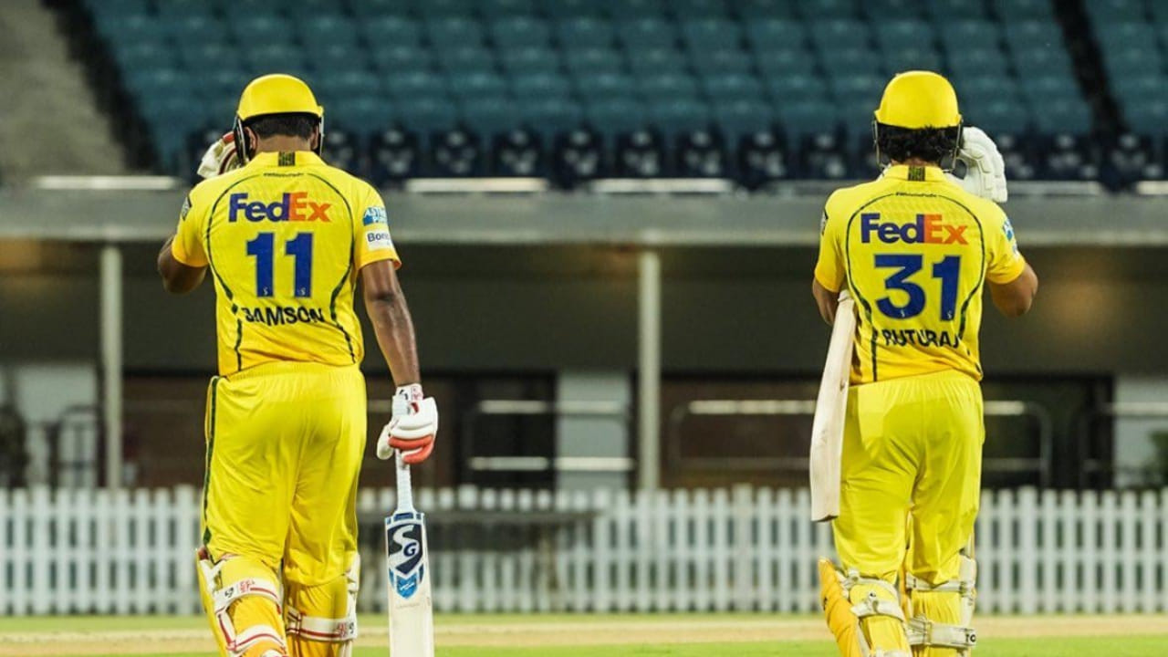 ಸಂಜು ಸ್ಯಾಮ್ಸನ್ ಆಗಮನದಿಂದ ಸಿಎಸ್​ಕೆಯ ಓಪನಿಂಗ್ ಜೋಡಿಯಲ್ಲಿ ಬದಲಾವಣೆಗಳಾಗಿತ್ತು. ಕಳೆದ ಆವೃತ್ತಿಯಲ್ಲಿ ರುತುರಾಜ್ ಜೊತೆ ಆಯುಷ್ ಮ್ಹಾತ್ರೆ ಆರಂಭಿಕರಾಗಿದ್ದರು. ಆದರೆ ಈ ಆವೃತ್ತಿಯಲ್ಲಿ ರುತುರಾಜ್ ಜೊತೆ ಸಂಜು ಇನ್ನಿಂಗ್ಸ್ ಆರಂಭಿಸಿದ್ದರು. ಆದರೆ ಮೊದಲ ಪಂದ್ಯದಲ್ಲಿ ಸಂಜುಗೆ ನಿರೀಕ್ಷಿತ ಪ್ರದರ್ಶನ ನೀಡಲು ಸಾಧ್ಯವಾಗಲಿಲ್ಲ.