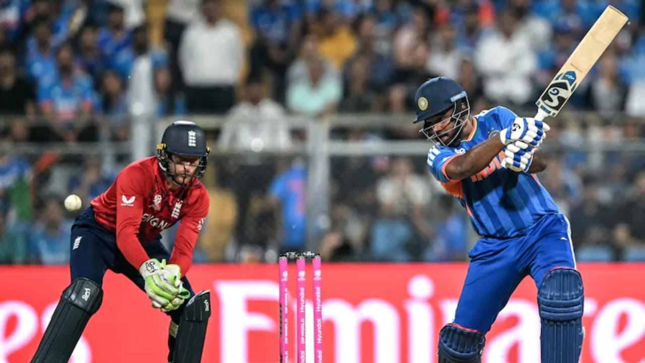 ಅದರಲ್ಲೂ ಟೀಂ ಇಂಡಿಯಾ ಪರ ಕಳೆದೆರಡು ಪಂದ್ಯಗಳಲ್ಲಿ ಅಮೋಘ ಪ್ರದರ್ಶನ ನೀಡಿ ತಂಡದ ಗೆಲುವಿನ ಪ್ರಮುಖ ರೂವಾರಿ ಎನಿಸಿಕೊಂಡಿರುವ ಸಂಜು ಸ್ಯಾಮ್ಸನ್ ಅವರಿಂದ ಫೈನಲ್ ಪಂದ್ಯದಲ್ಲೂ ಮತ್ತೊಂದು ಒಳ್ಳೇಯ ಇನ್ನಿಂಗ್ಸ್​ನ ನಿರೀಕ್ಷೆ ಇಡಲಾಗಿದೆ. ಇದಕ್ಕೆ ಪೂರಕವಾಗಿ ಕಾಕತಾಳಿಯವೆಂಬಂತೆ ಫೈನಲ್ ಪಂದ್ಯದಲ್ಲಿ ಸಂಜು ಸ್ಯಾಮ್ಸನ್ 25 ಕ್ಕೂ ಹೆಚ್ಚು ರನ್​ಗಳ ಇನ್ನಿಂಗ್ಸ್ ಆಡಿದರೆ, ಭಾರತಕ್ಕೆ ಗೆಲುವು ಖಚಿತ ಎನ್ನಲಾಗುತ್ತಿದೆ.