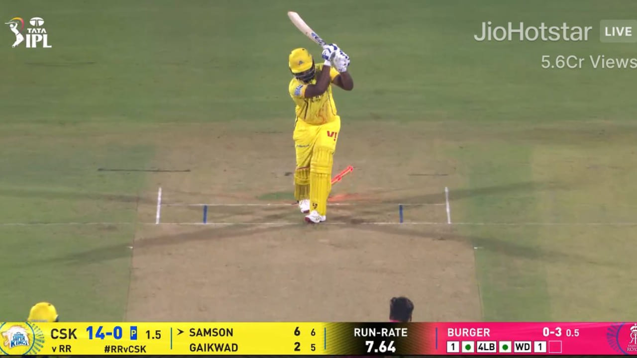 ಹೀಗಾಗಿ ತನ್ನ ಮಾತೃ ತಂಡದ ವಿರುದ್ಧ ಸಂಜು ಸ್ಯಾಮ್ಸನ್ ಅಬ್ಬರಿಸುತ್ತಾರೆ ಎಂದು ಎಲ್ಲರೂ ನಿರೀಕ್ಷಿಸಿದ್ದರು. ಅಲ್ಲದೆ ಅನುಭವಿ ಎಂಎಸ್ ಧೋನಿ ತಂಡದಲ್ಲಿ ಇಲ್ಲದಿರುವಾಗ, ಆ ಜವಾಬ್ದಾರಿಯನ್ನು ಸಂಜು ವಹಿಸಿಕೊಂಡು ತಂಡವನ್ನು ಮುನ್ನಡೆಸುತ್ತಾರೆ ಎಂದು ನಿರೀಕ್ಷಿಸಲಾಗಿತ್ತು. ಆದರೆ ಸಂಜು ಈ ಪಂದ್ಯದಲ್ಲಿ 7 ಎಸೆತಗಳನ್ನು ಎದುರಿಸಿ, ಒಂದು ಬೌಂಡರಿ ಸಹಿತ 6 ರನ್ ಬಾರಿಸಿ ವಿಕೆಟ್ ಒಪ್ಪಿಸಿದರು. 
