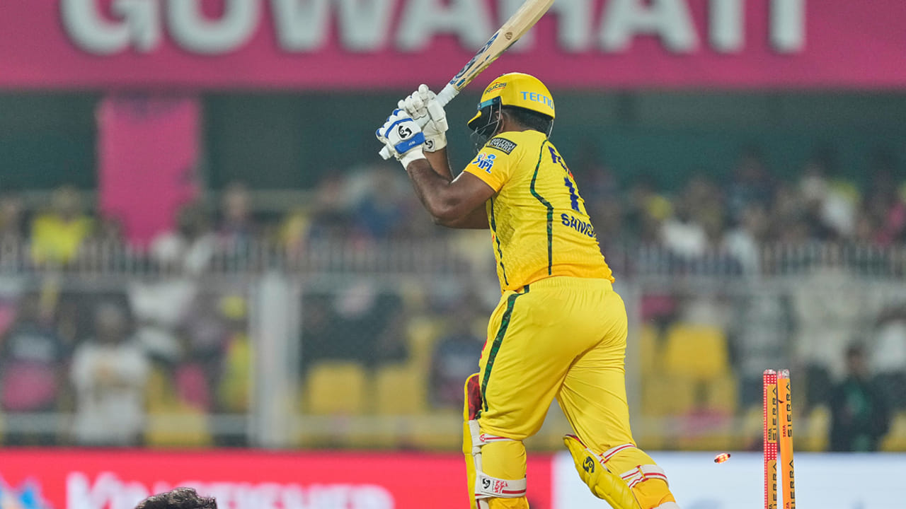 ಮೊದಲ ವಿಕೆಟ್ ರೂಪದಲ್ಲಿ ಸಂಜು ಸ್ಯಾಮ್ಸನ್ ಪೆವಿಲಿಯನ್​ತ್ತ ಹೆಜ್ಜೆ ಹಾಕಿದರು. ನಾಂದ್ರೆ ಬರ್ಗರ್ ಬೌಲ್ ಮಾಡಿದ ಇನ್ನಿಂಗ್ಸ್​ನ 2ನೇ ಓವರ್​ನ ಕೊನೆಯ ಎಸೆತದಲ್ಲಿ ಸಂಜು ಕ್ಲೀನ್ ಬೌಲ್ಡ್ ಆದರು. ಸಂಜು ತಮ್ಮ ಇನ್ನಿಂಗ್ಸ್​ನಲ್ಲಿ 7 ಎಸೆತಗಳನ್ನು ಎದುರಿಸಿ 6 ರನ್​ಗಳಿಗೆ ಔಟಾದರು. ಸಂಜು ಅವರ ಈ ಇನ್ನಿಂಗ್ಸ್​ನಲ್ಲಿ ಕೇವಲ ಒಂದು ಬೌಂಡರಿ ಸೇರಿತ್ತು.