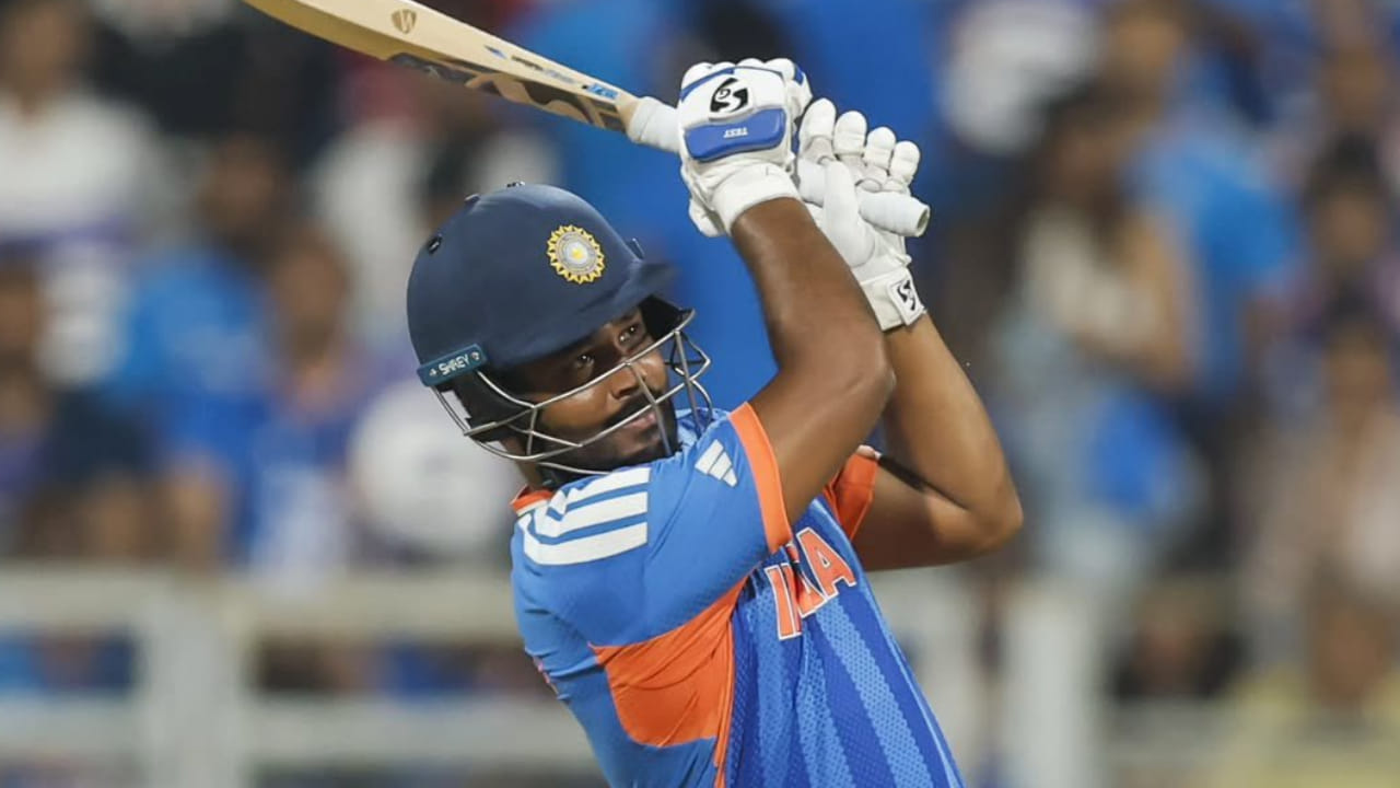 2026 ರ ಟಿ20 ವಿಶ್ವಕಪ್‌ನಲ್ಲಿ ಸಂಜು ಸ್ಯಾಮ್ಸನ್ ಇಲ್ಲಿಯವರೆಗೆ ನಾಲ್ಕು ಪಂದ್ಯಗಳನ್ನು ಆಡಿದ್ದಾರೆ. ಆ ನಾಲ್ಕು ಪಂದ್ಯಗಳಲ್ಲಿ, ಅವರು 77 ಕ್ಕಿಂತ ಹೆಚ್ಚು ಸರಾಸರಿ ಮತ್ತು 201 ಕ್ಕಿಂತ ಹೆಚ್ಚು ಸ್ಟ್ರೈಕ್ ರೇಟ್‌ನಲ್ಲಿ 232 ರನ್ ಗಳಿಸಿದ್ದಾರೆ. ಈ ಅವಧಿಯಲ್ಲಿ, ಅವರು 16 ಸಿಕ್ಸರ್‌ಗಳನ್ನು ಬಾರಿಸಿದ್ದಾರೆ. ಇದು ವಿಶ್ವಕಪ್‌ನಲ್ಲಿ ಟೀಂ ಇಂಡಿಯಾ ಆಟಗಾರ ಬಾರಿಸಿದ ಅತ್ಯಧಿಕ ಸಿಕ್ಸರ್​ಗಳ ದಾಖಲೆಯಾಗಿದೆ. ಅಲ್ಲದೆ ಕಳೆದ ವಿಶ್ವಕಪ್‌ನಲ್ಲಿ ರೋಹಿತ್ ಶರ್ಮಾ ಬಾರಿಸಿದ್ದ 15 ಸಿಕ್ಸರ್‌ಗಳ ದಾಖಲೆಯನ್ನು ಸಂಜು ಮುರಿದಿದ್ದಾರೆ.