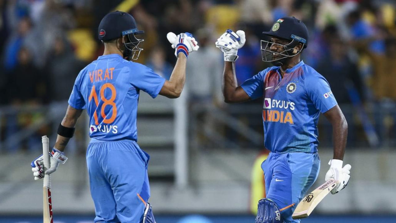 ಸಂಜು ಈ ವಿಶ್ವಕಪ್​ನಲ್ಲಿ ಆಡಿದ ಐದು ಪಂದ್ಯಗಳಲ್ಲಿ 321 ರನ್ ಬಾರಿಸಿದ್ದಾರೆ. ಇದು ಟಿ20 ವಿಶ್ವಕಪ್‌ನಲ್ಲಿ ಯಾವುದೇ ಭಾರತೀಯ ಆಟಗಾರ ಗಳಿಸಿದ ಅತ್ಯಧಿಕ ರನ್‌ ಆಗಿದೆ. ಇದಕ್ಕೂ ಮೊದಲು, ವಿರಾಟ್ 2014 ರ ಟಿ20 ವಿಶ್ವಕಪ್‌ನಲ್ಲಿ 319 ರನ್ ಸಿಡಿಸಿದ್ದರು. ಇದೀಗ 12 ವರ್ಷಗಳ ನಂತರ ಈ ದಾಖಲೆ ಸಂಜು ಪಾಲಾಗಿದೆ. ಸಂಜು ಸ್ಯಾಮ್ಸನ್ ಐದು ಪಂದ್ಯಗಳಲ್ಲಿ 80.2 ಸರಾಸರಿಯಲ್ಲಿ 321 ರನ್ ಗಳಿಸಿದ್ದಾರೆ. ಇದರಲ್ಲಿ 24 ಸಿಕ್ಸರ್‌ಗಳು ಮತ್ತು 27 ಬೌಂಡರಿಗಳು ಸೇರಿವೆ.