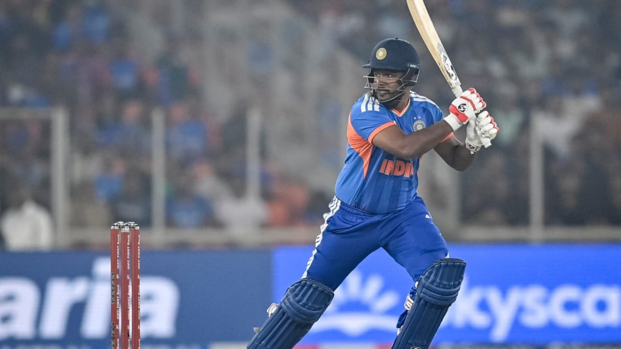 ಕಳಪೆ ಫಾರ್ಮ್​ನಿಂದಾಗಿ ಟಿ20 ವಿಶ್ವಕಪ್​ನಲ್ಲಿ ಟೀಂ ಇಂಡಿಯಾದ ಪ್ಲೇಯಿಂಗ್​ 11 ನಿಂದಲೇ ಹೊರಬಿದ್ದಿದ್ದ ಸಂಜು ಸ್ಯಾಮ್ಸನ್ ಆ ಬಳಿಕ ಸಿಕ್ಕ ಅವಕಾಶವನ್ನು ಎರಡೂ ಕೈಗಳಿಂದ ಬಾಚಿಕೊಂಡಿದ್ದಾರೆ. ಮಾತ್ರವಲ್ಲದೆ ಟೀಂ ಇಂಡಿಯಾದ ಎರಡು ನಿರ್ಣಾಯಕ ಗೆಲುವಿನಲ್ಲಿ ಪ್ರಮುಖ ಪಾತ್ರವಹಿಸಿದ್ದಾರೆ. ಇದೀಗ ಫೈನಲ್ ಪಂದ್ಯದಲ್ಲೂ ಸಂಜು ಸ್ಯಾಮ್ಸನ್ ಬ್ಯಾಟ್​ನಿಂದ ಅದೇ ರೀತಿಯ ಇನ್ನಿಂಗ್ಸ್ ಮೂಡಿಬಂದಿದೆ.