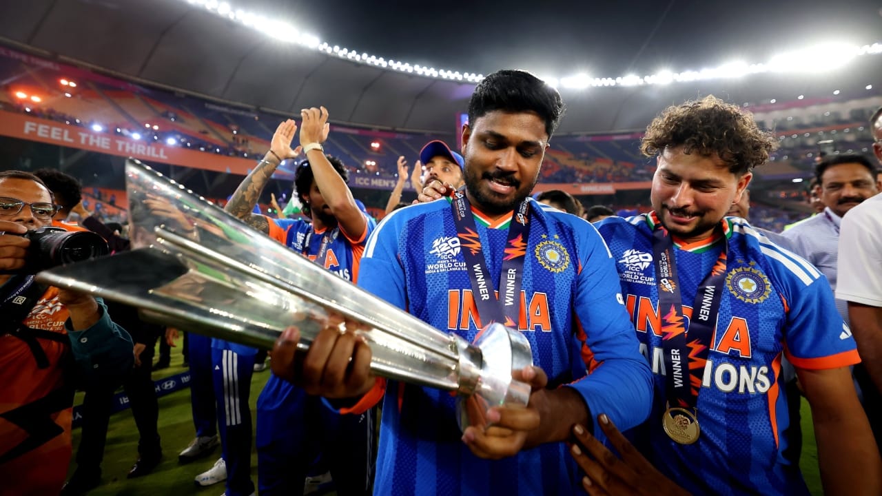 ಟಿ20 ವಿಶ್ವಕಪ್‌ನಲ್ಲಿ ಟೀಂ ಇಂಡಿಯಾ ಚಾಂಪಿಯನ್ ಆಗುವಲ್ಲಿ ಪ್ರಮುಖ ಪಾತ್ರವಹಿಸಿದ ಸಂಜು ಸ್ಯಾಮ್ಸನ್ ಪ್ರಸ್ತುತ ಎಲ್ಲರ ಮನೆ ಮಾತಾಗಿದ್ದಾರೆ. ತಮ್ಮ ಅದ್ಭುತ ಬ್ಯಾಟಿಂಗ್‌ನಿಂದ ಟೀಂ ಇಂಡಿಯಾವನ್ನು ವಿಶ್ವ ಚಾಂಪಿಯನ್‌ ಮಾಡಿದ ಸಂಜುಗೆ ಸರಣಿಯ ಆಟಗಾರ ಪ್ರಶಸ್ತಿಯೂ ಲಭಿಸಿತು.  ಇದರ ಜೊತೆಗೆ ಇದೀಗ ಸಂಜು ಸ್ಯಾಮ್ಸನ್​ಗೆ ಭಾರತ ಟಿ20 ತಂಡದ ನಾಯಕರಾತ್ವವನ್ನು ನೀಡಬೇಕೆಂದು ಮಾಜಿ ಕ್ರಿಕೆಟಿಗ ಮೊಹಮ್ಮದ್ ಕೈಫ್ ಹೇಳಿದ್ದಾರೆ.