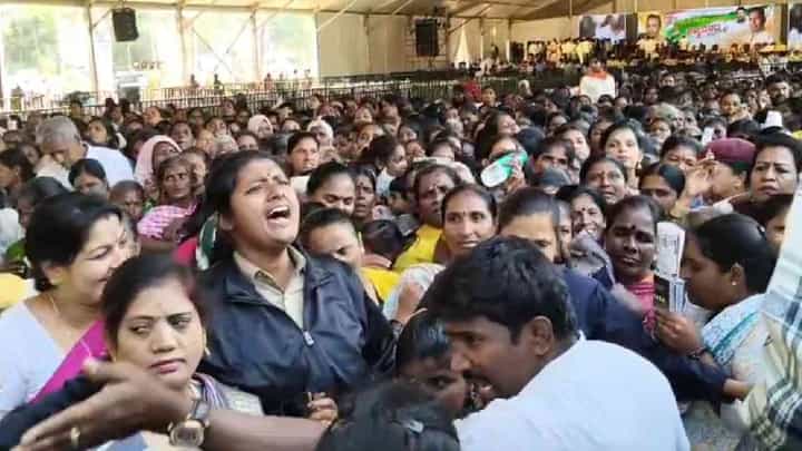 ಸಚಿವರ ಬರ್ತ್ಡೇ ಗಿಫ್ಟ್: ಸೀರೆಗಾಗಿ ಮುಗಿಬಿದ್ದ ಮಹಿಳೆಯರು, ಪೊಲೀಸರು ಸುಸ್ತು ಸಚಿವರ ಬರ್ತ್ಡೇ ಗಿಫ್ಟ್: ಸೀರೆಗಾಗಿ ಮುಗಿಬಿದ್ದ ಮಹಿಳೆಯರು, ಪೊಲೀಸರು ಸುಸ್ತು
