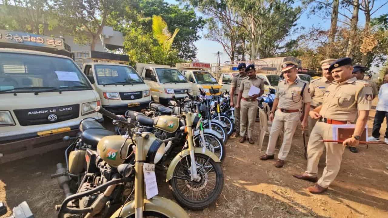 ಕದ್ದ ವಾಹನಗಳನ್ನೇ ಬಳಸಿ ಮತ್ತೊಂದು ಕಳ್ಳತನ: ಅಂತಾರಾಜ್ಯ ಗ್ಯಾಂಗ್ ಪೊಲೀಸ್ ಬಲೆಗೆ ಕದ್ದ ವಾಹನಗಳನ್ನೇ ಬಳಸಿ ಮತ್ತೊಂದು ಕಳ್ಳತನ: ಅಂತಾರಾಜ್ಯ ಗ್ಯಾಂಗ್ ಪೊಲೀಸ್ ಬಲೆಗೆ