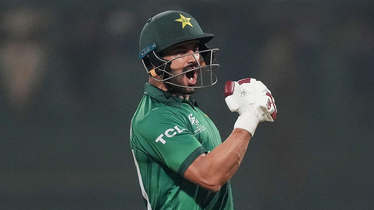 ಈ ಬಾರಿಯ ಟಿ20 ವಿಶ್ವಕಪ್​ನಲ್ಲಿ 6 ಇನಿಂಗ್ಸ್ ಆಡಿರುವ ಸಾಹಿಬ್​ಝಾದ ಫರ್ಹಾನ್ ಒಟ್ಟು 18 ಸಿಕ್ಸ್​ ಸಿಡಿಸಿದ್ದಾರೆ. ಈ ಮೂಲಕ ಟಿ20 ವಿಶ್ವಕಪ್ ಆವೃತ್ತಿಯೊಂದರಲ್ಲಿ ಅತೀ ಹೆಚ್ಚು ಸಿಕ್ಸ್ ಬಾರಿಸಿದ ಬ್ಯಾಟರ್ ಎಂಬ ವಿಶ್ವ ದಾಖಲೆಯನ್ನು ತಮ್ಮದಾಗಿಸಿಕೊಂಡಿದ್ದಾರೆ.