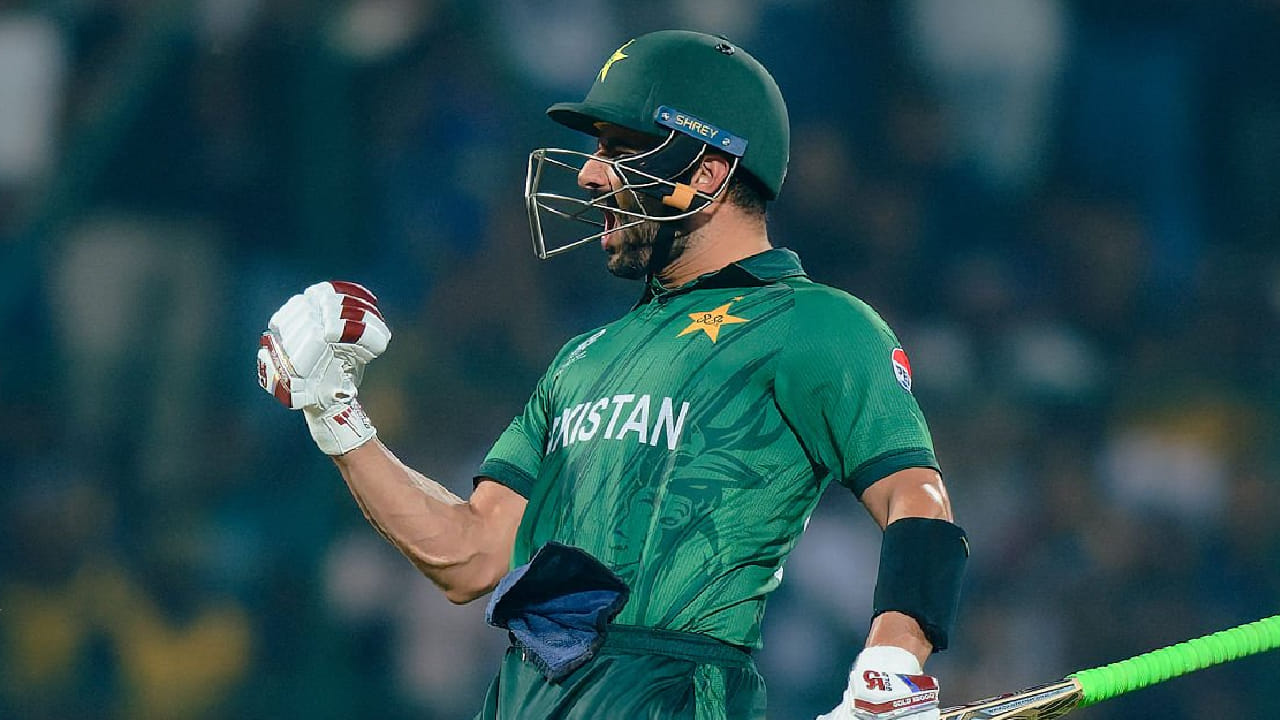 ಕ್ಯಾಂಡಿಯ ಪಲ್ಲೆಕೆಲೆ ಇಂಟರ್​ನ್ಯಾಷನಲ್ ಸ್ಟೇಡಿಯಂನಲ್ಲಿ ನಡೆದ ಶ್ರೀಲಂಕಾ ವಿರುದ್ಧದ ಪಂದ್ಯದಲ್ಲಿ ಆರಂಭಿಕನಾಗಿ ಕಣಕ್ಕಿಳಿದ ಸಾಹಿಬ್​ಝಾದ ಫರ್ಹಾನ್ 60 ಎಸೆತಗಳಲ್ಲಿ 5 ಭರ್ಜರಿ ಸಿಕ್ಸ್ ಹಾಗೂ 9 ಫೋರ್​ಗಳೊಂದಿಗೆ 100 ರನ್​ ಚಚ್ಚಿದ್ದರು. ಈ ವೇಳೆ ಸಿಡಿಸಿದ 5 ಸಿಕ್ಸರ್​ಗಳೊಂದಿಗೆ ಟಿ20 ವಿಶ್ವಕಪ್​ನ ಆವೃತ್ತಿಯೊಂದರಲ್ಲಿ ಅತ್ಯಧಿಕ ಸಿಕ್ಸ್ ಬಾರಿಸಿದ ಬ್ಯಾಟರ್ ಎನಿಸಿಕೊಂಡಿದ್ದಾರೆ.