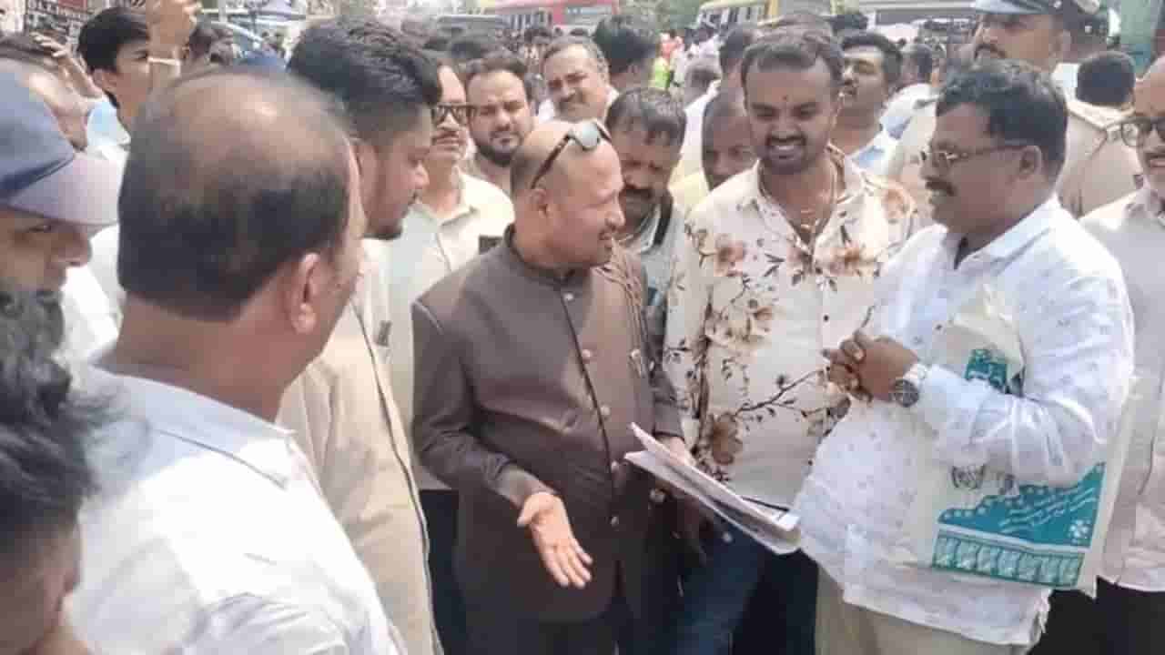 ಬಸ್ ಶೆಲ್ಟರ್ ನಿರ್ಮಾಣಕ್ಕೆ ಜೆಡಿಎಸ್ ಸೇರಿ ಇತರರ ವಿರೋಧ: ಗುದ್ದಲಿ ಪೂಜೆ ಮಾಡದೆ ತೆರಳಿದ ಕಾಂಗ್ರೆಸ್ ಶಾಸಕ