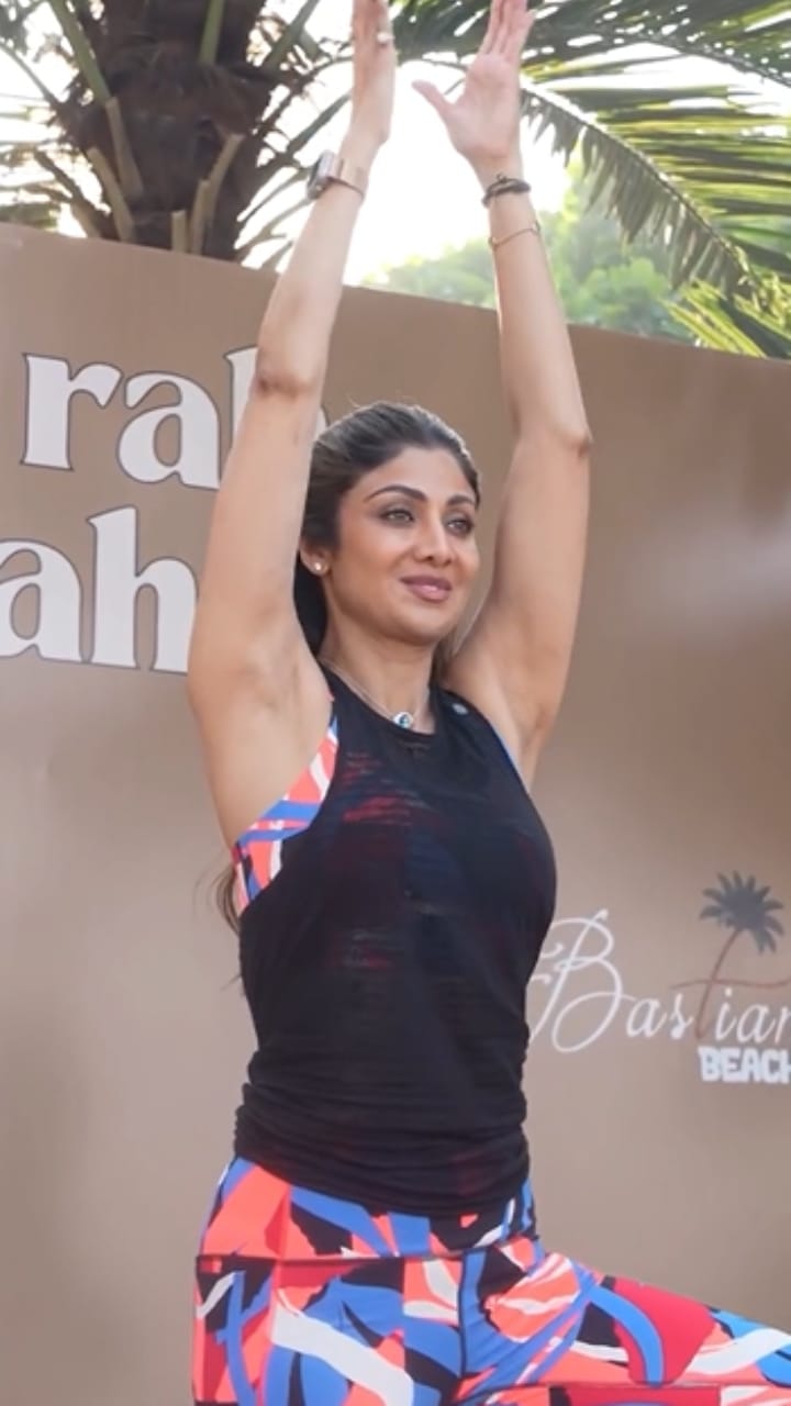 ಮಹಿಳೆಯರ ದಿನಾಚರಣೆ: ಬೀಚ್​​ನಲ್ಲಿ ಮಹಿಳೆಯರಿಗೆ ಯೋಗ ಹೇಳಿಕೊಟ್ಟ ಶಿಲ್ಪಾ ಶೆಟ್ಟಿ