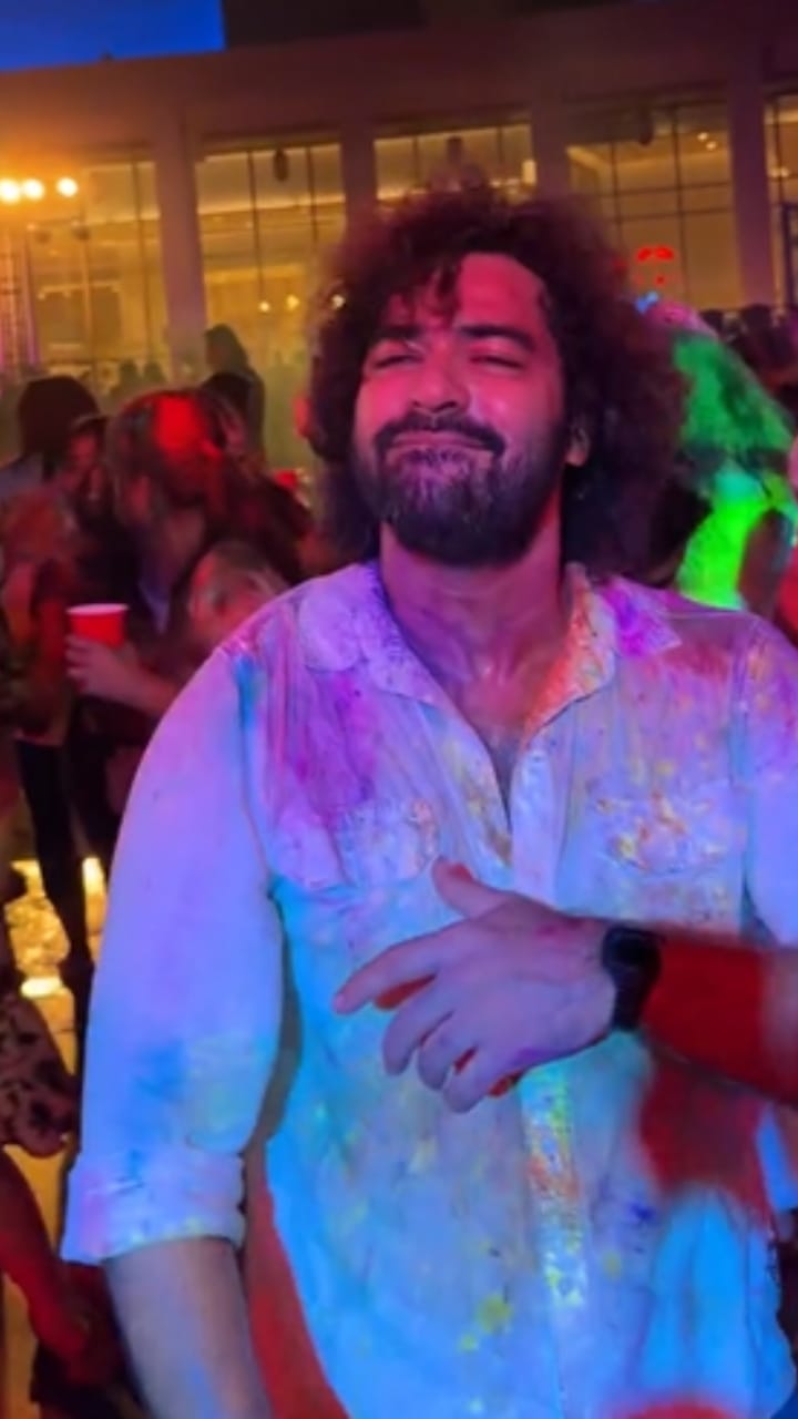 ಬಣ್ಣಗಳಲ್ಲಿ ಮಿಂದೆದ್ದ ನಟ ಶೈನ್ ಶೆಟ್ಟಿ: ವಿಡಿಯೋ ನೋಡಿ