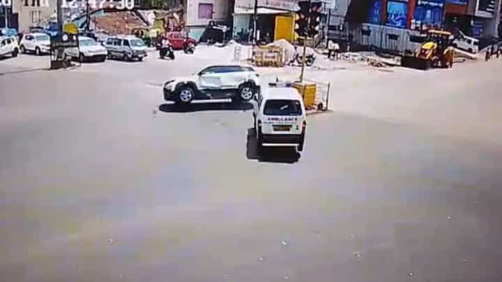ಆ್ಯಂಬ್ಯುಲೆನ್ಸ್ ಕಾರು ನಡುವೆ ಡಿಕ್ಕಿ; ಸಿಸಿಟಿವಿಯಲ್ಲಿ ಸೆರೆಯಾಯ್ತು ಭೀಕರ ದೃಶ್ಯ! ಆ್ಯಂಬ್ಯುಲೆನ್ಸ್ ಕಾರು ನಡುವೆ ಡಿಕ್ಕಿ; ಸಿಸಿಟಿವಿಯಲ್ಲಿ ಸೆರೆಯಾಯ್ತು ಭೀಕರ ದೃಶ್ಯ!
