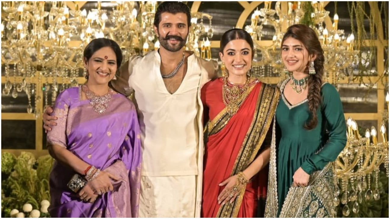 ಶ್ರೀಲೀಲಾ ಹಾಗೂ ರಶ್ಮಿಕಾ ‘ಪುಷ್ಪ 2’ ಚಿತ್ರದಲ್ಲಿ ನಟಿಸಿದ್ದರು. ಇಬ್ಬರೂ ಕನ್ನಡದವರು. ಈ ಕಾರಣದಿಂದ ರಶ್ಮಿಕಾ ಅವರು ಶ್ರೀಲೀಲಾ ಅವರನ್ನು ರಿಸೆಪ್ಶನ್ಗೆ ಆಹ್ವಾನಿಸಿದ್ದರು. ಅವರು ತಾಯಿ ಜೊತೆ ತೆರಳಿ ದಂಪತಿಗೆ ವಿಶ್ ಮಾಡಿದ್ದಾರೆ.