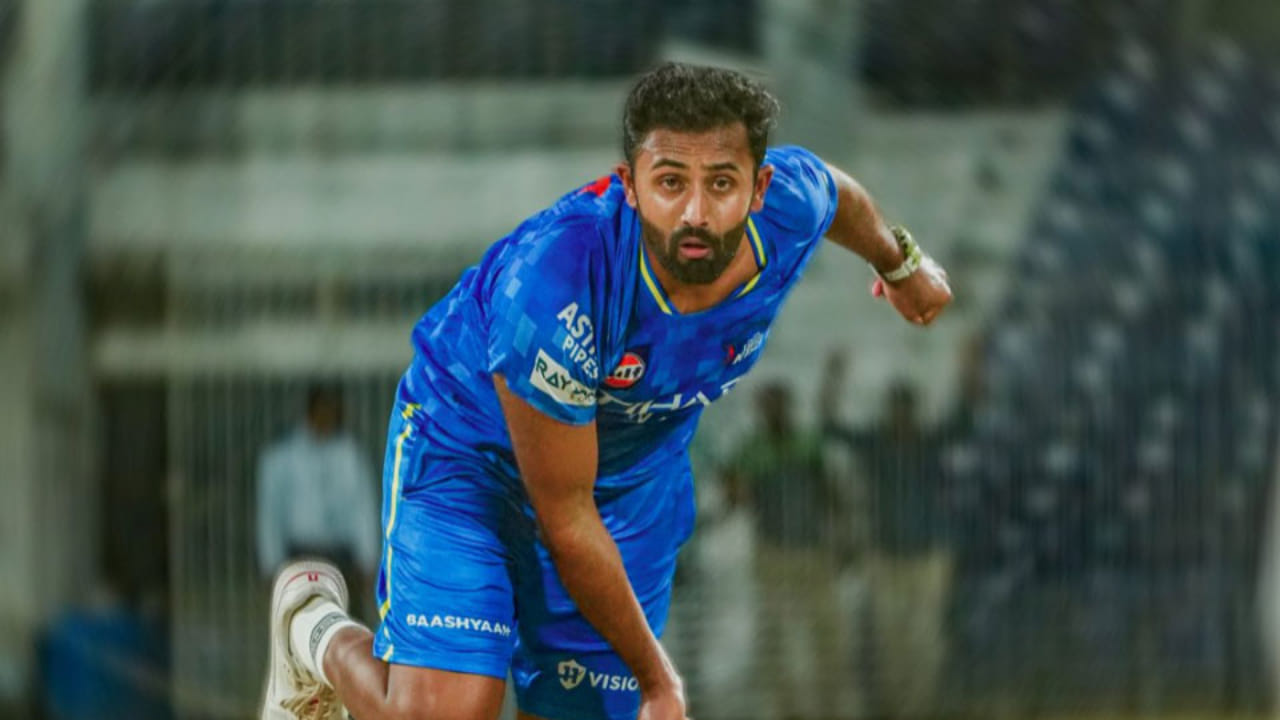 ಶ್ರೇಯಸ್ ಗೋಪಾಲ್; 2025 ರ ಮೆಗಾ ಹರಾಜಿನಲ್ಲಿ ಆಲ್ರೌಂಡರ್ ಶ್ರೇಯಲ್ ಗೋಪಾಲ್ ಅವರನ್ನು ಸಿಎಸ್ಕೆ ಫ್ರಾಂಚೈಸಿ 30 ಲಕ್ಷ ರೂ ನೀಡಿ ಖರೀದಿ ಮಾಡಿದೆ. ಈ ಆವೃತ್ತಿಯಲ್ಲೂ ಅವರನ್ನು ತಂಡದಲ್ಲಿ ಉಳಿಸಿಕೊಂಡಿರುವ ಸಿಎಸ್ಕೆ ಅವರಿಗೆ ಆಡುವ ಅವಕಾಶ ನೀಡಬಹುದು. ಐಪಿಎಲ್ನಲ್ಲಿ ಸಾಕಷ್ಟು ಅನುಭವ ಹೊಂದಿರುವ ಶ್ರೇಯಸ್ ಕೆಳಕ್ರಮಾಂಕದಲ್ಲಿ ಬ್ಯಾಟಿಂಗ್ ಮಾಡುವ ಸಾಮರ್ಥ್ಯದ ಜೊತೆಗೆ ಲೆಗ್ ಸ್ಪಿನ್ನರ್ ಆಗಿ ಕಾರ್ಯನಿರ್ವಹಿಸಲಿದ್ದಾರೆ.